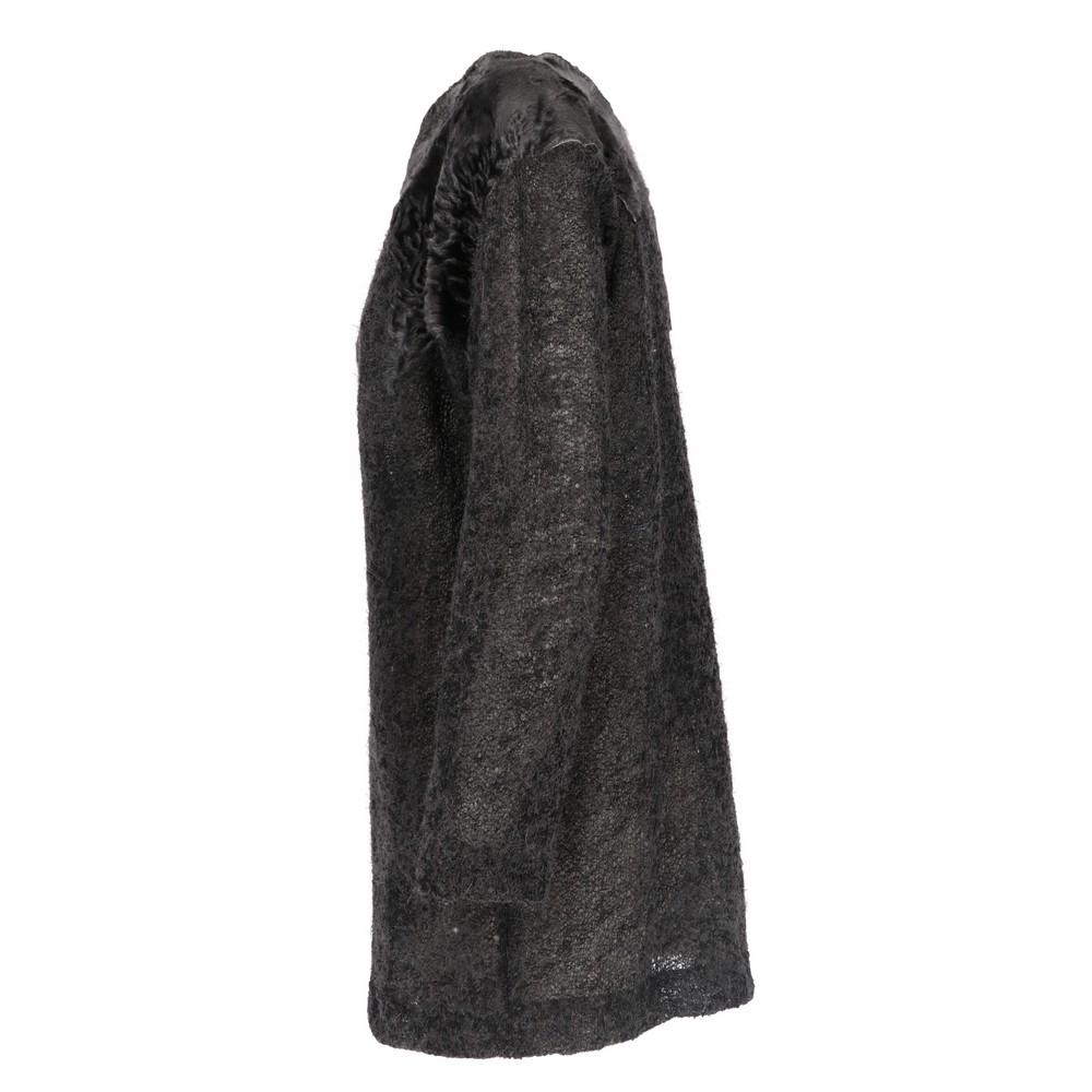 Gianfranco Ferré alpaca, mohair and wool blend dark grey sweater with tone-on-tone persian lamb fur inserts. Boat neck model, zip on the right shoulder with black leather puller and side slit on the bottom.
This item comes from a deadstock, it has