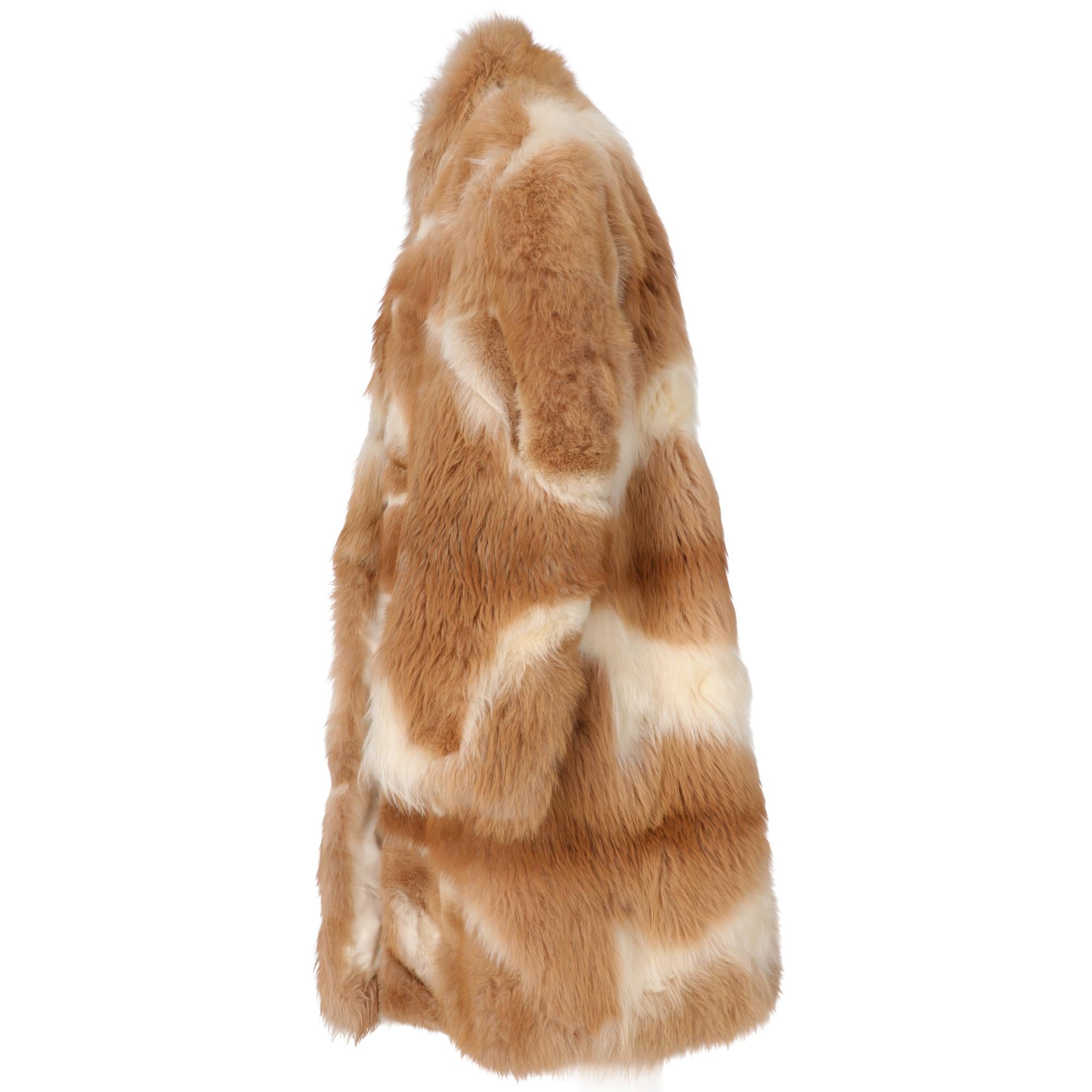 Open coat in guanaco fur long up to the calf in beige with white streaks, pockets inserted in the side seams, long sleeves and quilted interior.

The product has small spots on the lining as shown in the pictures.

This item belongs to an original