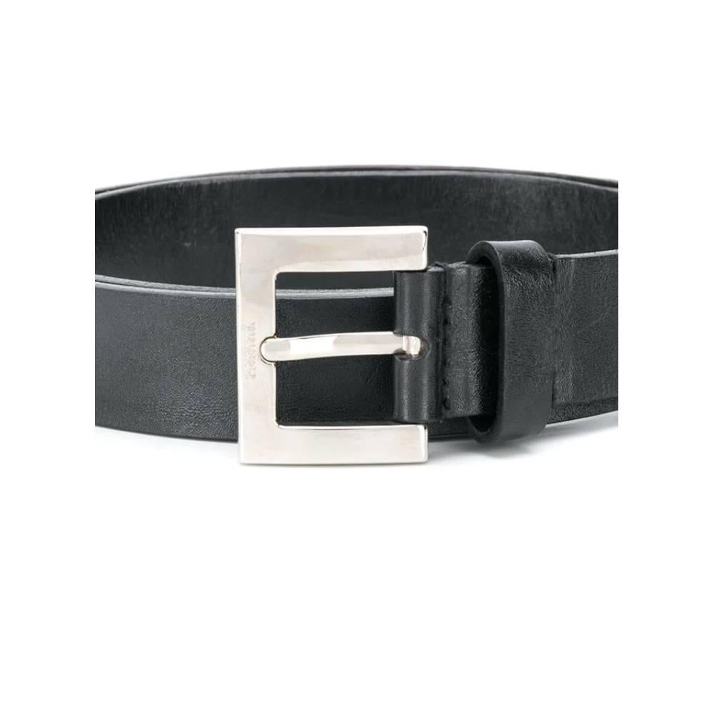 Gianfranco Ferré black leather belt with silver rectangular buckle and logoed metal plaque.

Made in Italy

Years: 90s

Length: 102 cm
Height: 2,5 cm