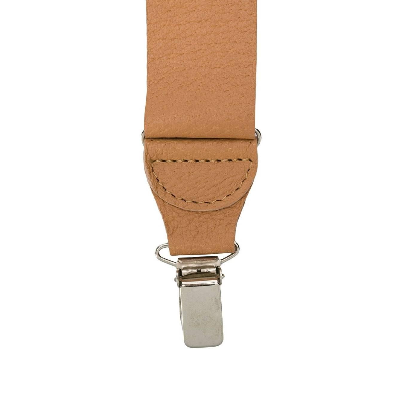 Gianfranco Ferré beige leather braces. Golden metal details.

The product has a slightly oxidized clip as shown in the pictures.

Years: 90s

One Size
