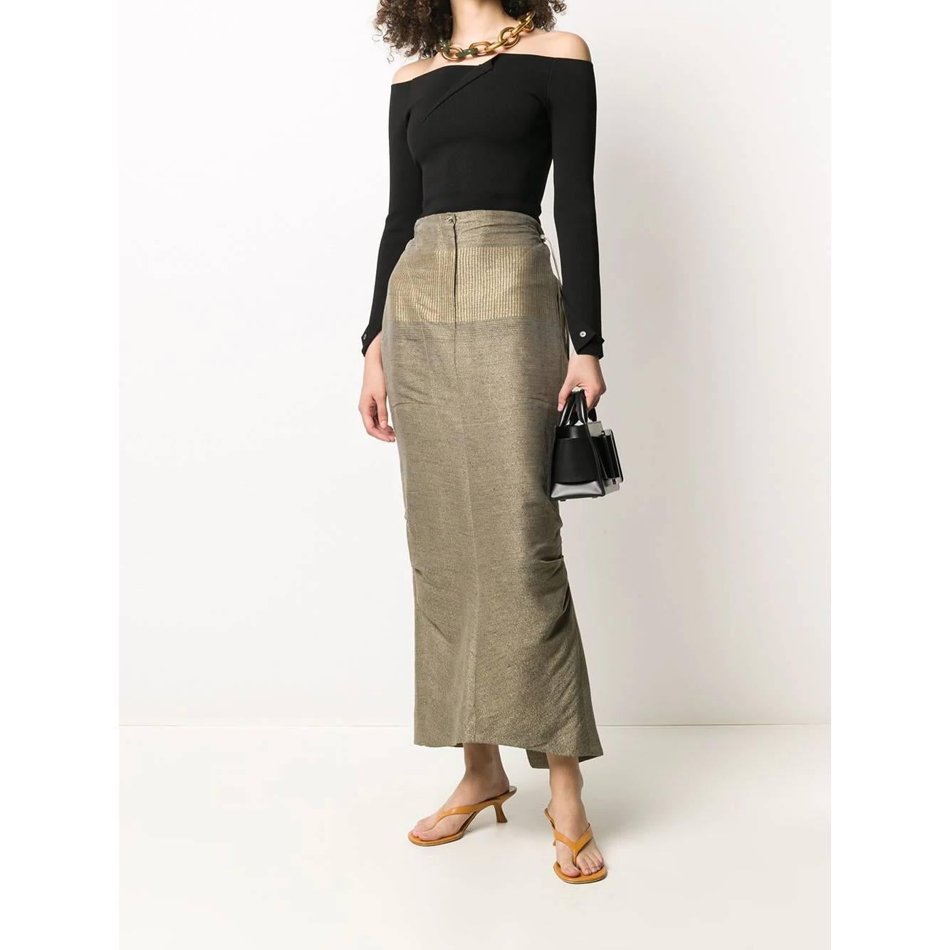 A.N.G.E.L.O. VINTAGE - Italy
Gianfranco Ferré gray and gold cotton skirt. Straight model with high waist. Front closure with button and zip and adjustable drawstring at the waist. Side drapes and back vent.

This item belongs to a deadstock, it has