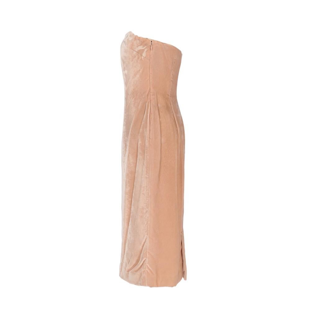 Gianfranco Ferré pink velvet longuette dress. Bodice and strapless design and side concealed zip closure.

Size: 40 IT

Flat measurements
Height: 92 cm
Bust: 41 cm
Waist: 39 cm

Product code: X0929

Notes: The item shows slight signs of wear, as