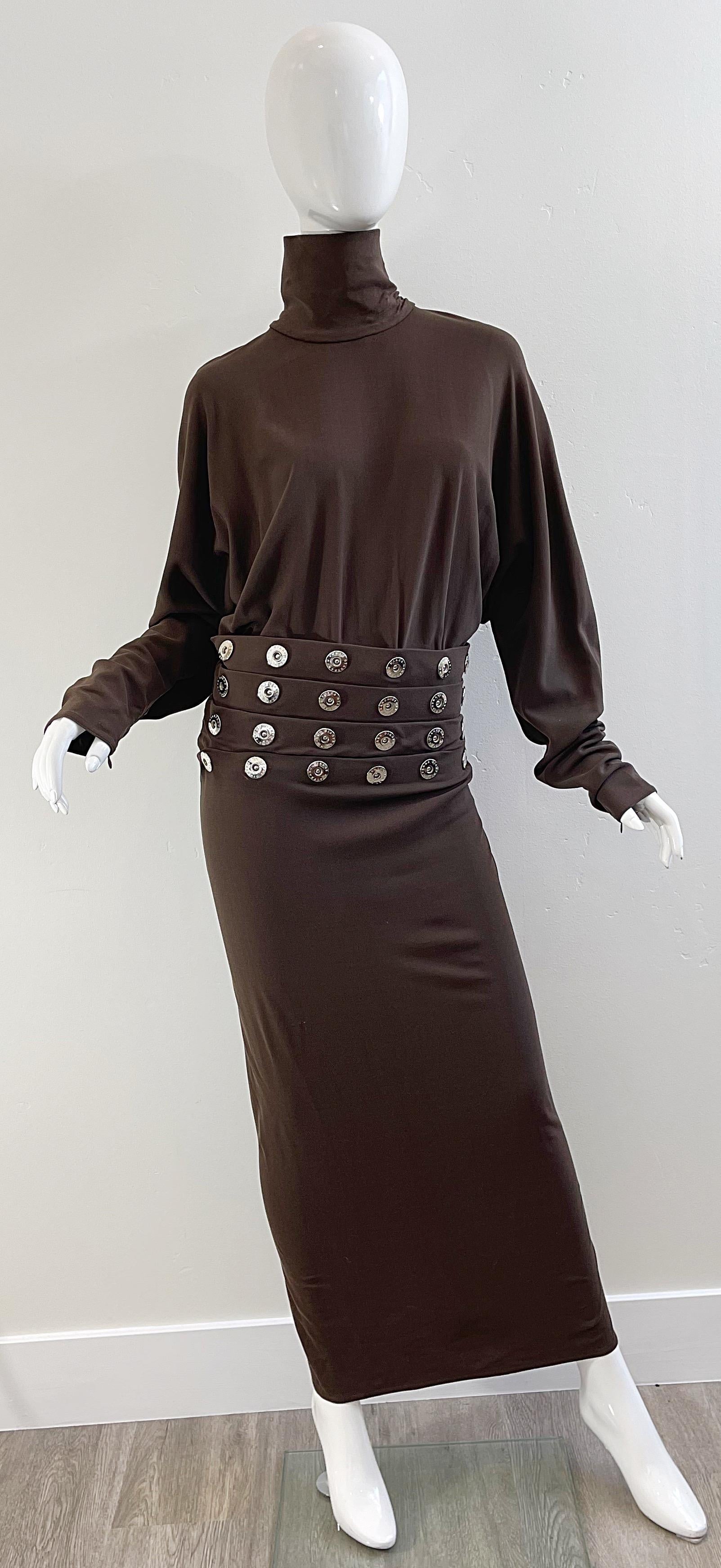 Chic robe de soirée à col roulé GIANFRANCO FERRE vintage des années 1990, marron chocolat, argent, incrustée de boutons-pression, en rayonne élasthanne ! Il est doté d'œillets en relief avec logo à la taille. Fermeture éclair cachée dans le dos avec