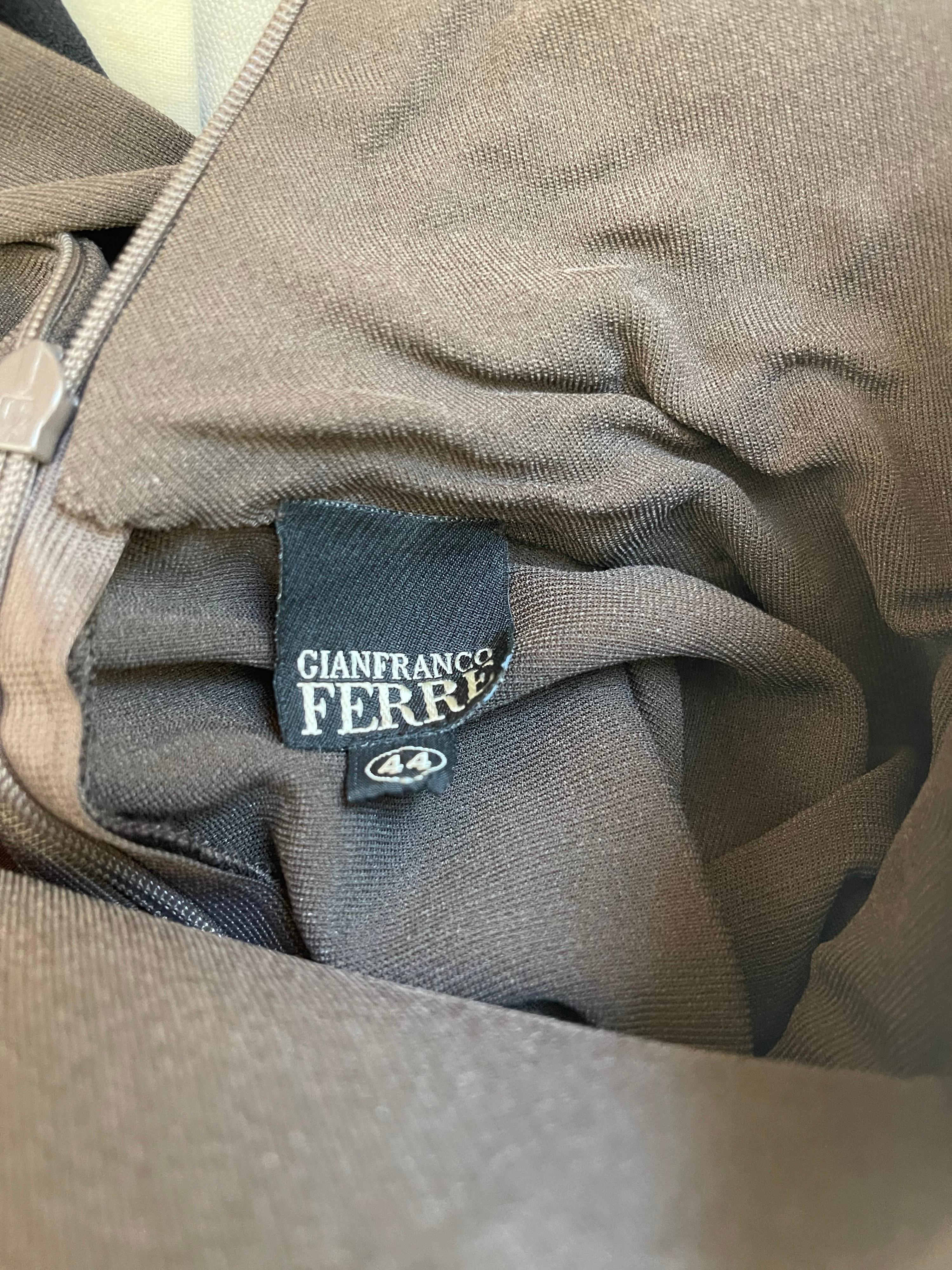 Gianfranco Ferre - Robe à col roulé à œillets et à taille tombante marron, taille 44/8, années 1990 Excellent état - En vente à San Diego, CA