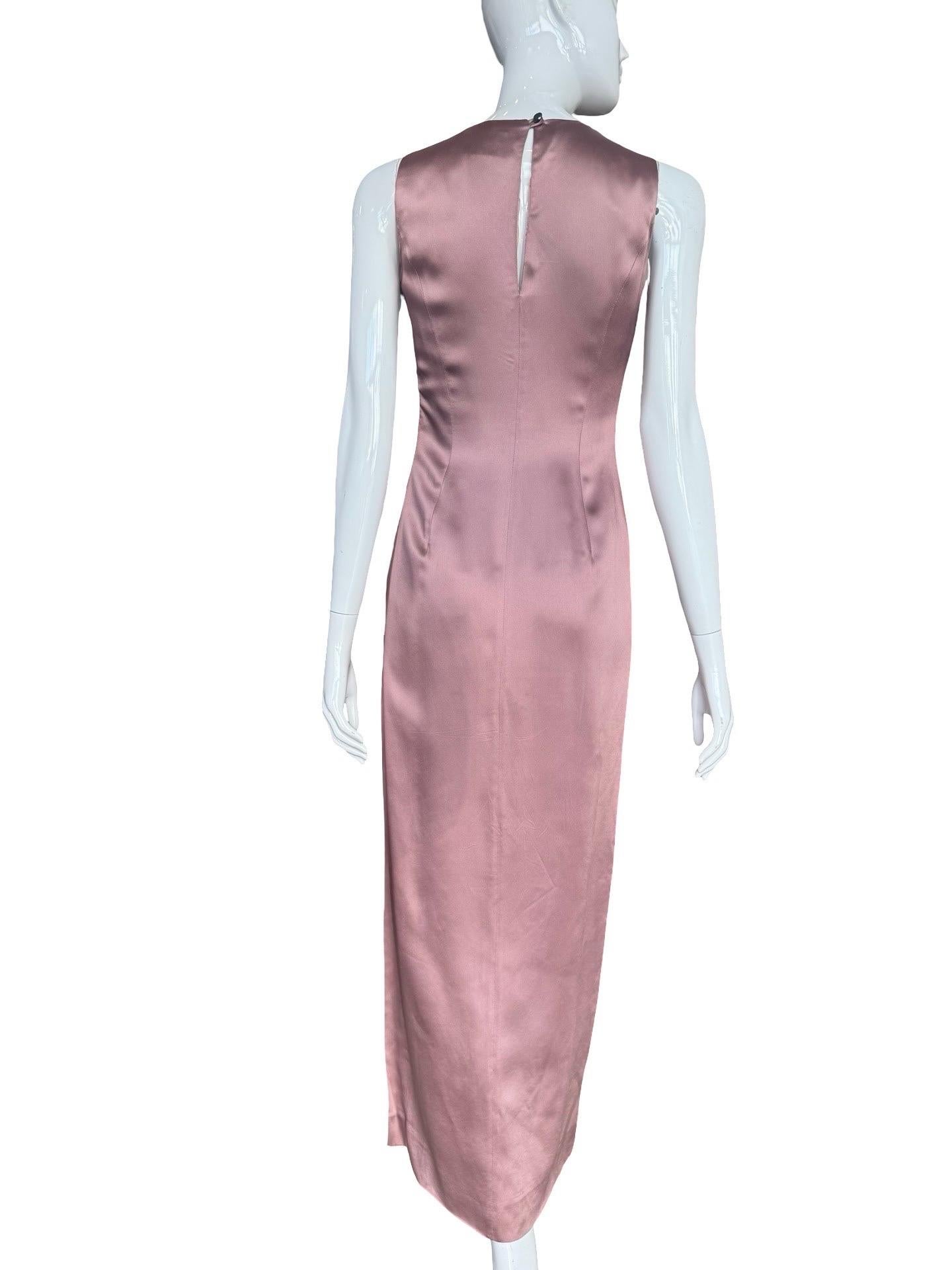 Atemberaubende 1990er Jahre staubig rosa Satin Spalte Kleid in einem dicken Satin und voll gefüttert.   In der Taille leicht tailliert und mit einem hohen Schlitz an der linken Seite. Reißverschluss an einer Seite und ein Knopf im Nacken. Leichte