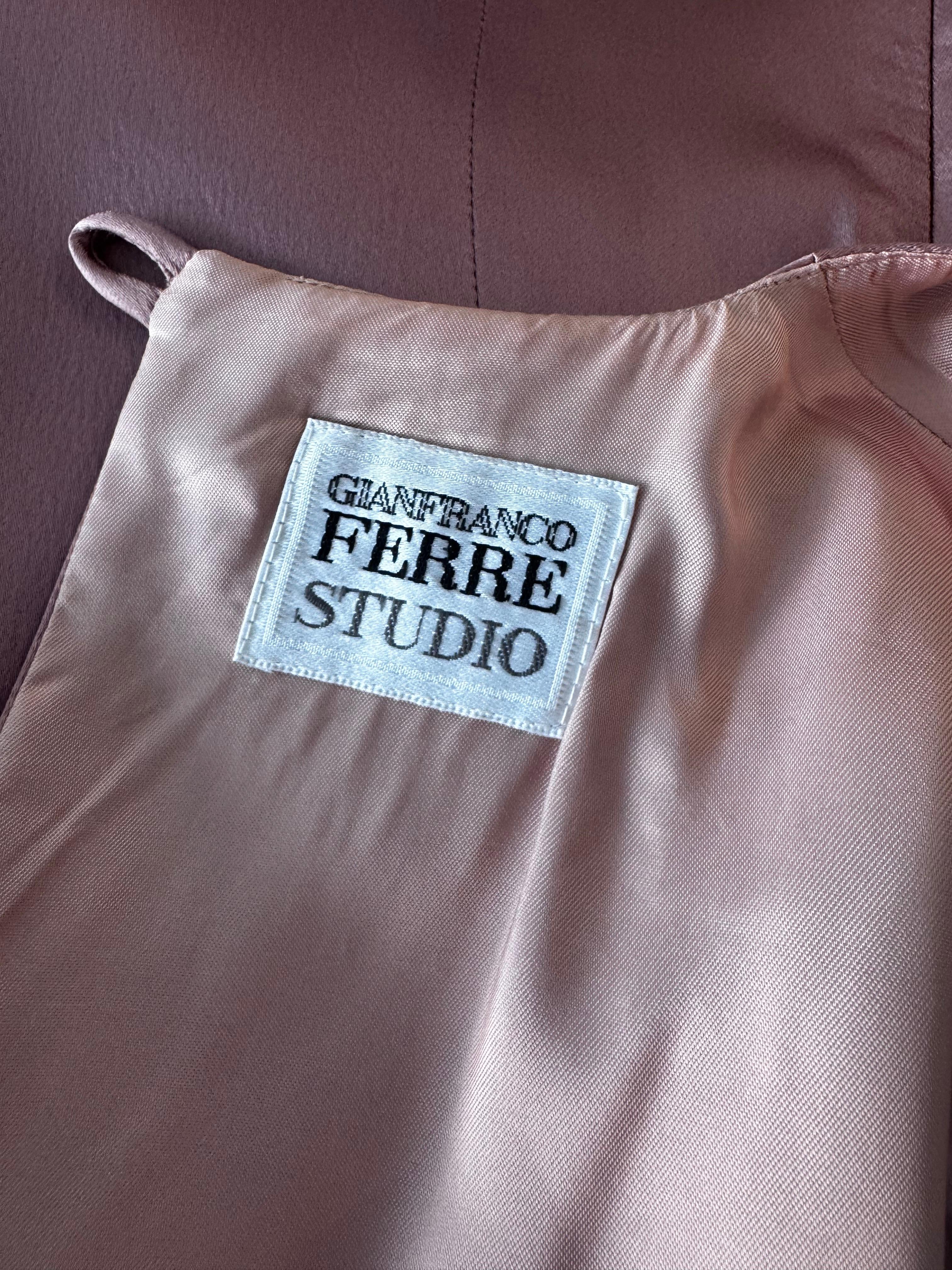 1990er Gianfranco Ferre Studio Rosafarbenes formelles Satinkleid im Angebot 1