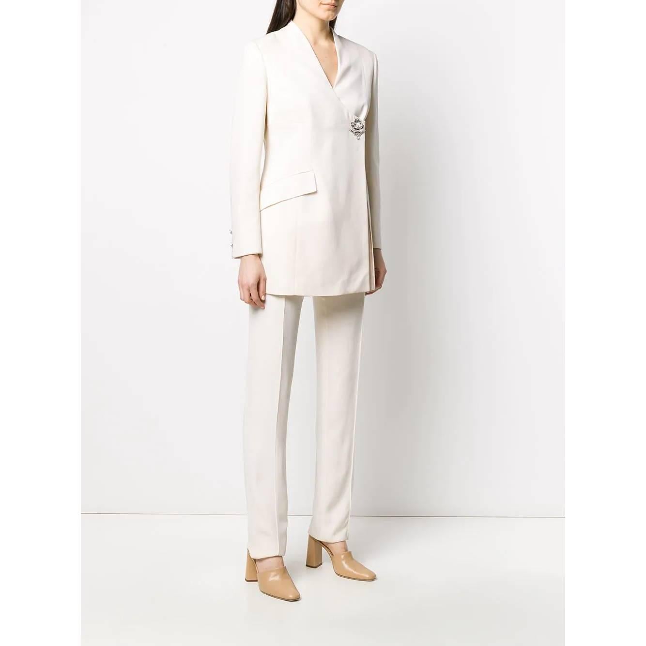 A.N.G.E.L.O. Vintage - Italy
Gianfranco Ferré ivory silk trousers suit. V-neck jacket with off-center closure with jewel button and decorative applications. Straight high-waisted trousers, front seam, welt pockets and side zip and button