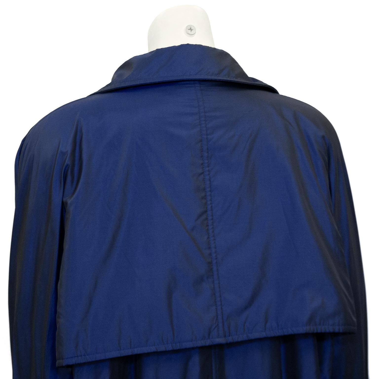 1990er Gianfranco FerreNavy Blau schillernder Trenchcoat  im Angebot 1