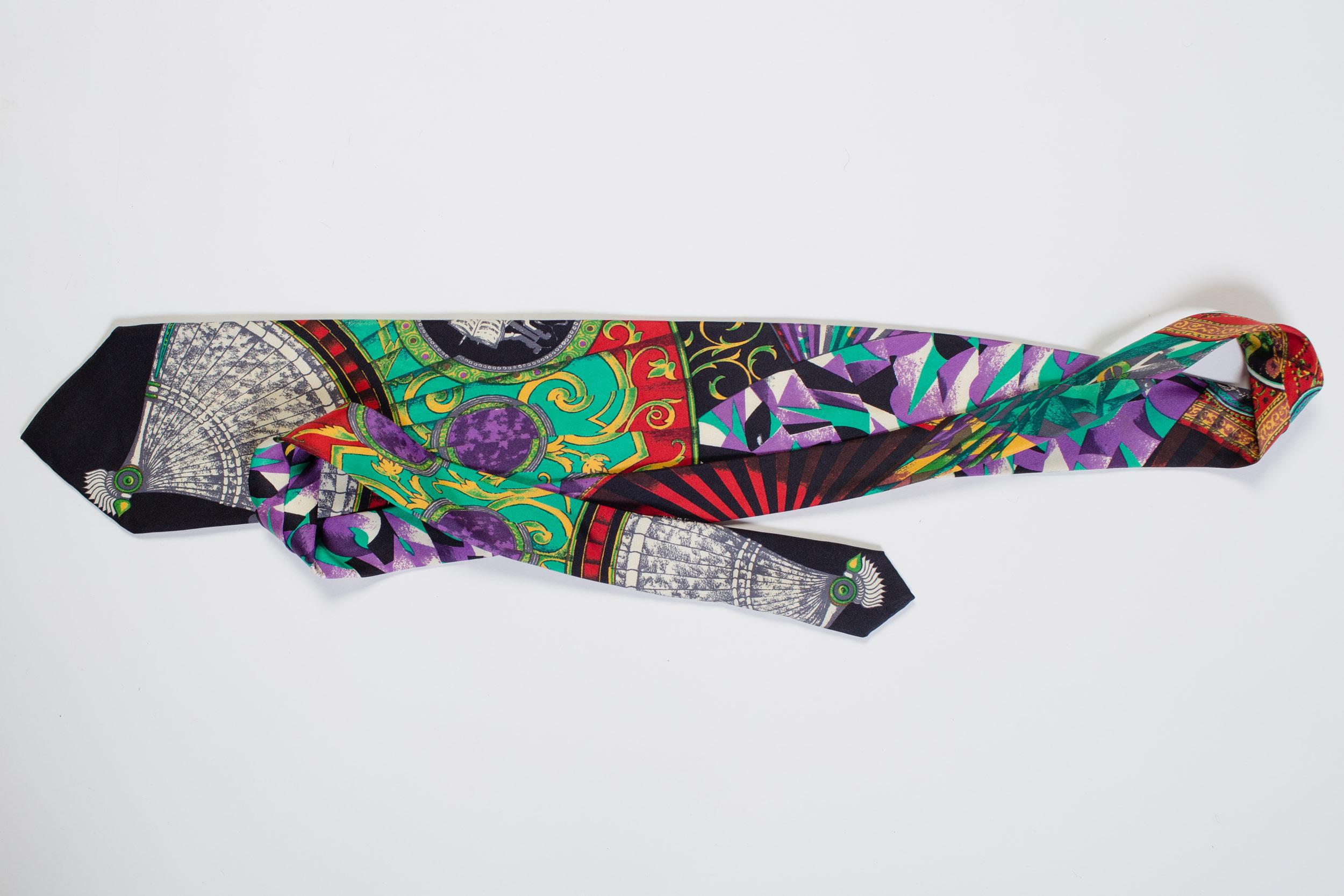 Gris GIANNI VERSACE Cravate en soie imprimée éventail Art Déco pour hommes des années 1990 en vente