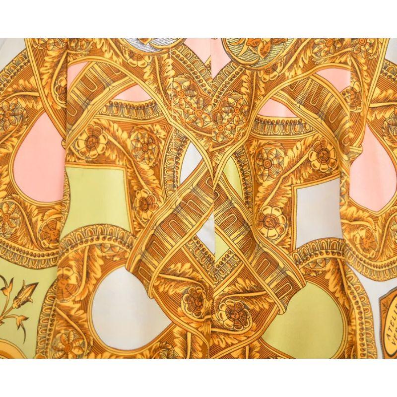 Short à taille haute à motifs baroques de couleur pastel de Gianni Versace 'Atelier' des années 1990.

Fabriqué dans une soie légère et luxueuse, d'une douceur décadente.  

Cet élégant short Versace des années 1990 pourrait facilement être