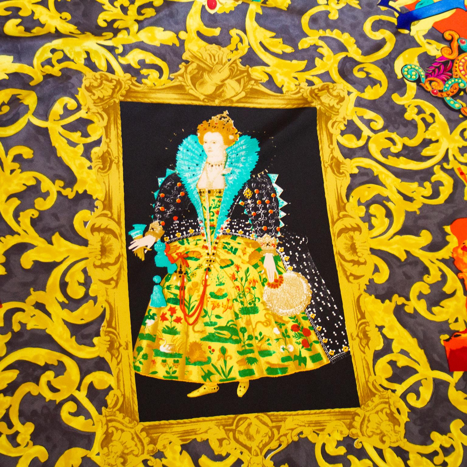 1990er Gianni Versace 'God Save the Queen' Seidenschal. Iconic Versace Gold Barock kontrastiert mit leuchtend lila:: rosa:: rot und türkis Bordüre. Verschiedene historische Königinnen sind durchweg vertreten. Handgenähte Rollsäume. Ausgezeichneter