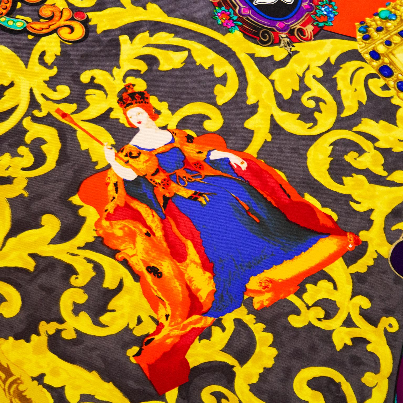 1990er Gianni Versace Barock 'God Save the Queen' Seidenschal im Zustand „Gut“ in Toronto, Ontario