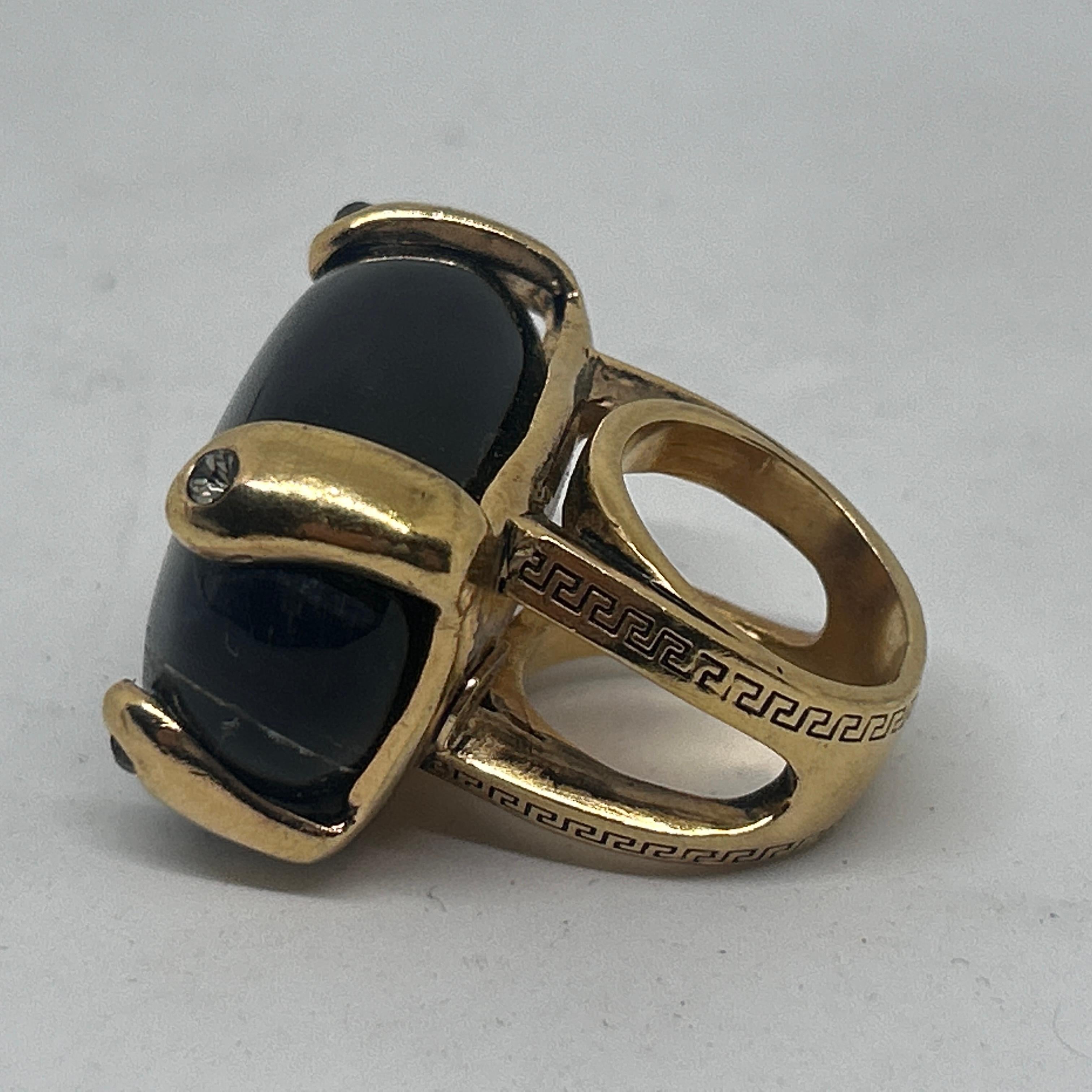 1990er Gianni Versace Schwarzer Achat-Cocktailring in Übergröße (Cabochon) im Angebot