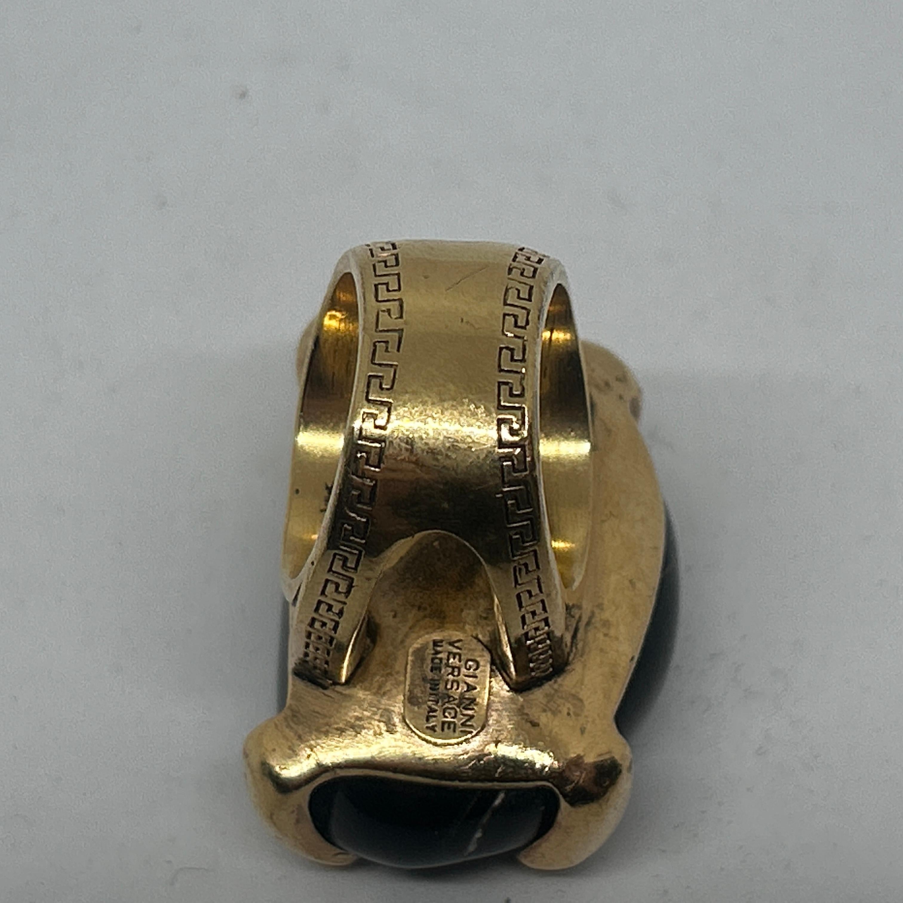 1990er Gianni Versace Schwarzer Achat-Cocktailring in Übergröße im Zustand „Gut“ im Angebot in Aci Castello, IT