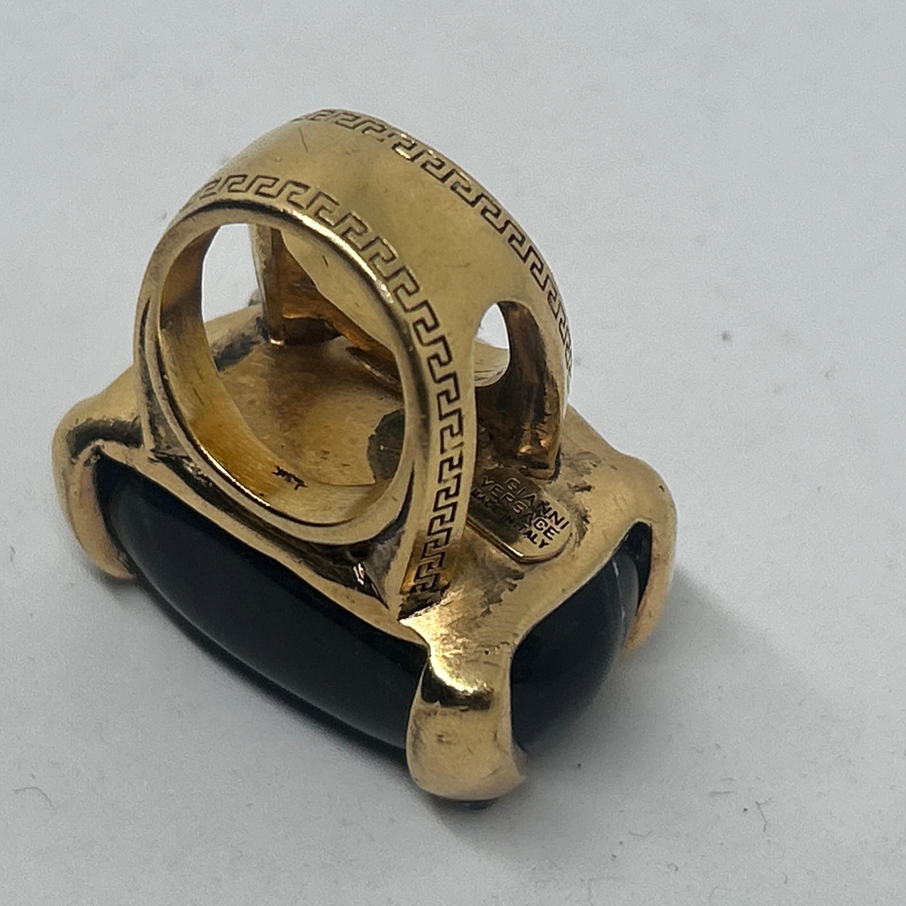 1990er Gianni Versace Schwarzer Achat-Cocktailring in Übergröße im Angebot 1