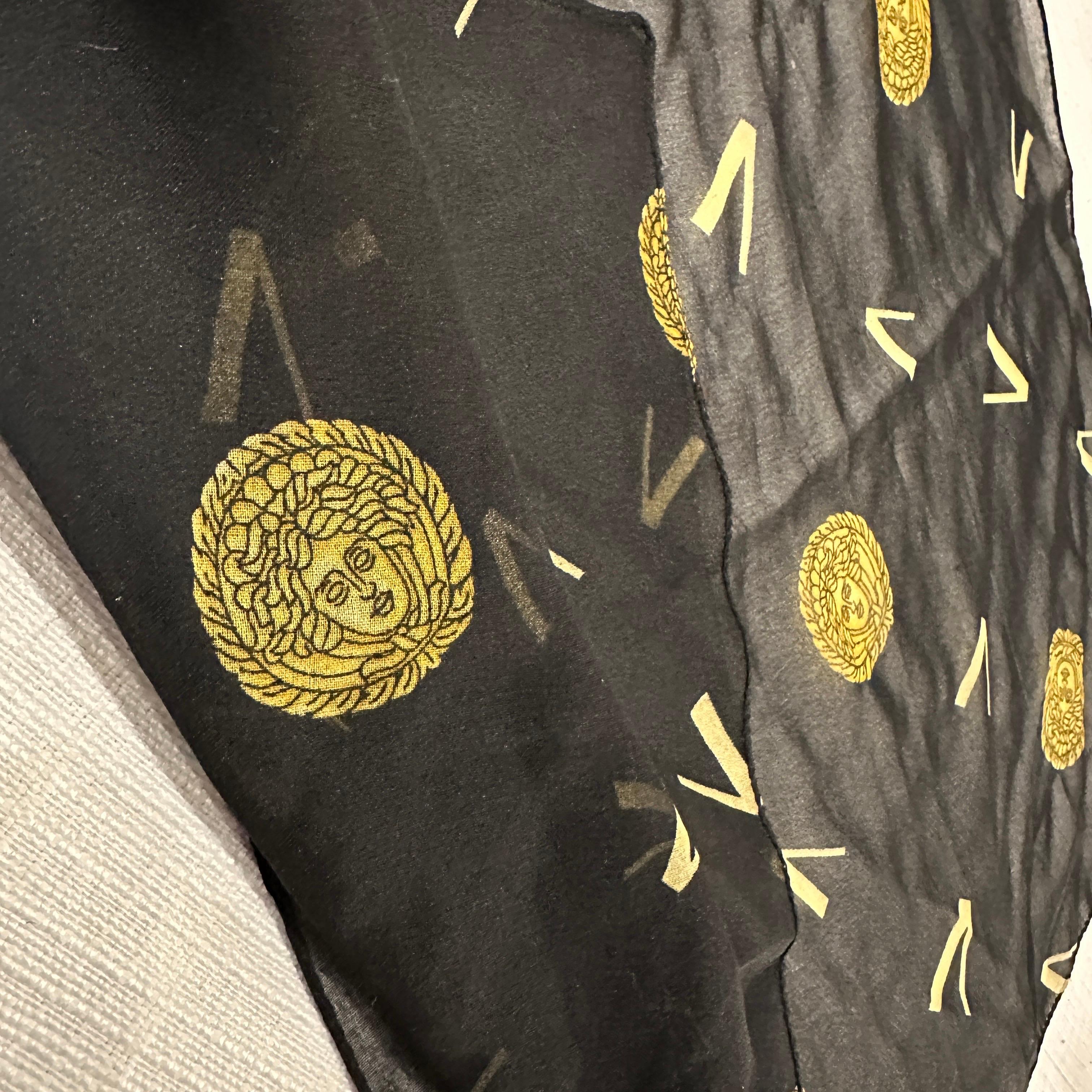 Nero Sciarpa Iconica Medusa Gianni Versace anni '90 in oro e nero in vendita