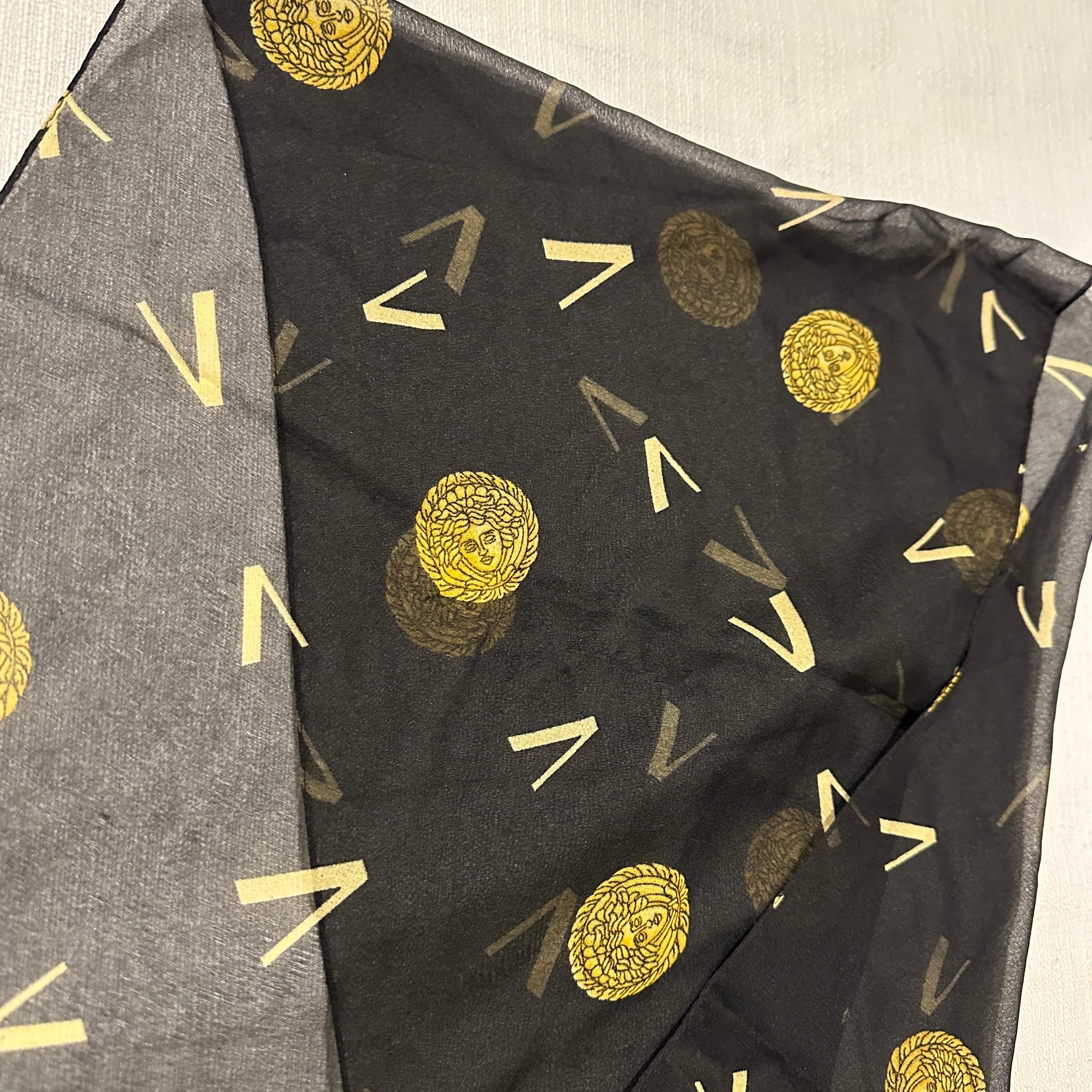 da uomo o donna Sciarpa Iconica Medusa Gianni Versace anni '90 in oro e nero in vendita