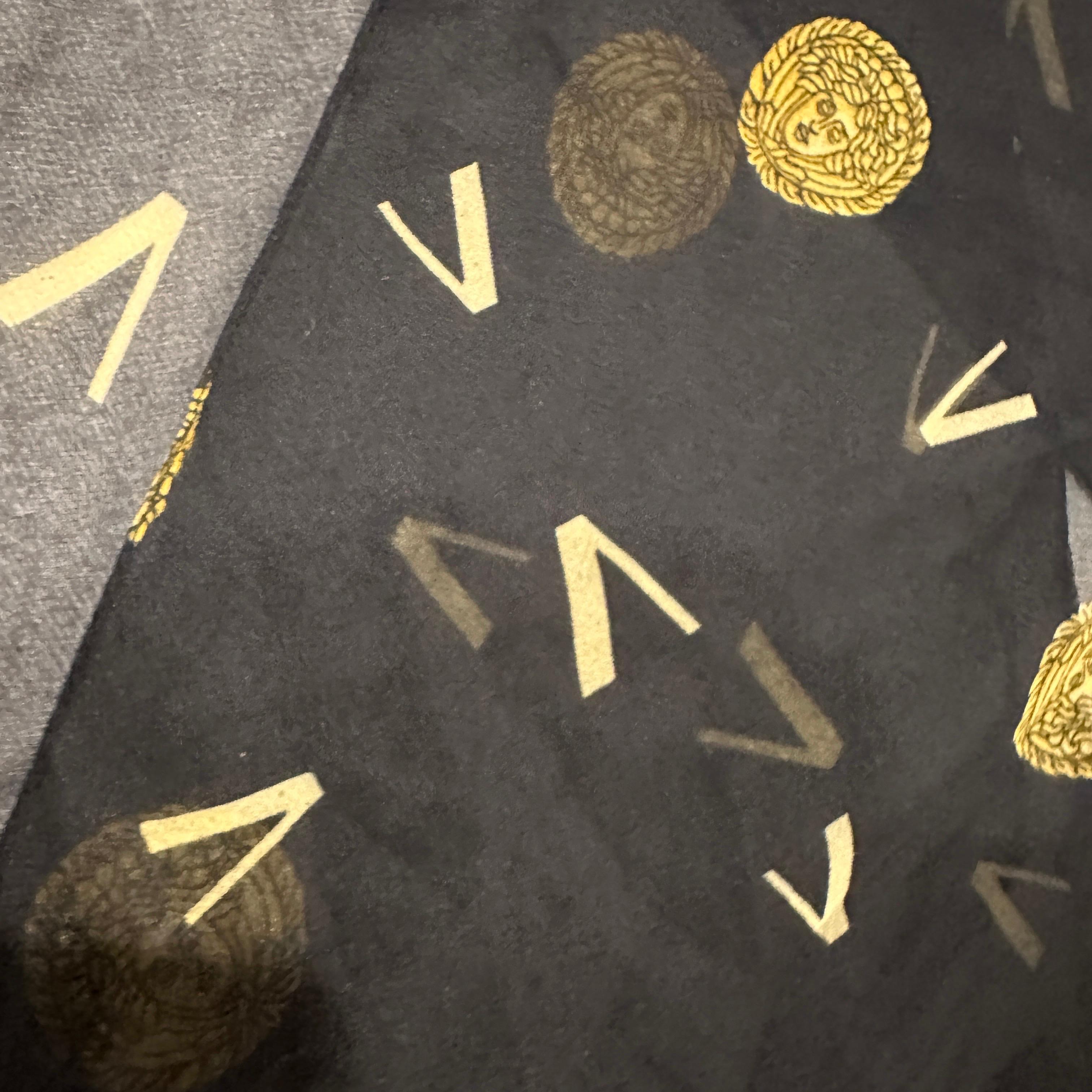 Sciarpa Iconica Medusa Gianni Versace anni '90 in oro e nero in vendita 1