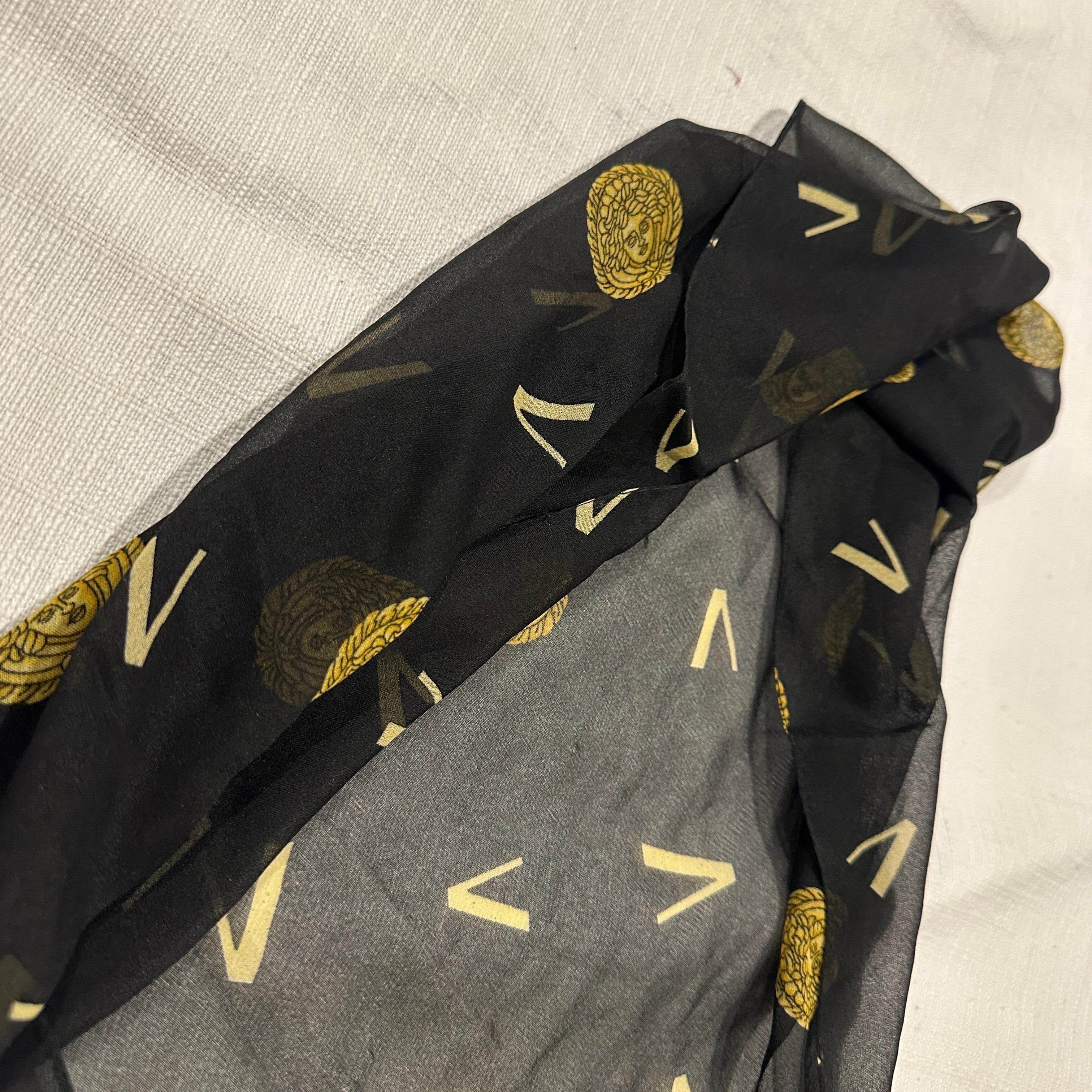 Sciarpa Iconica Medusa Gianni Versace anni '90 in oro e nero in vendita 2