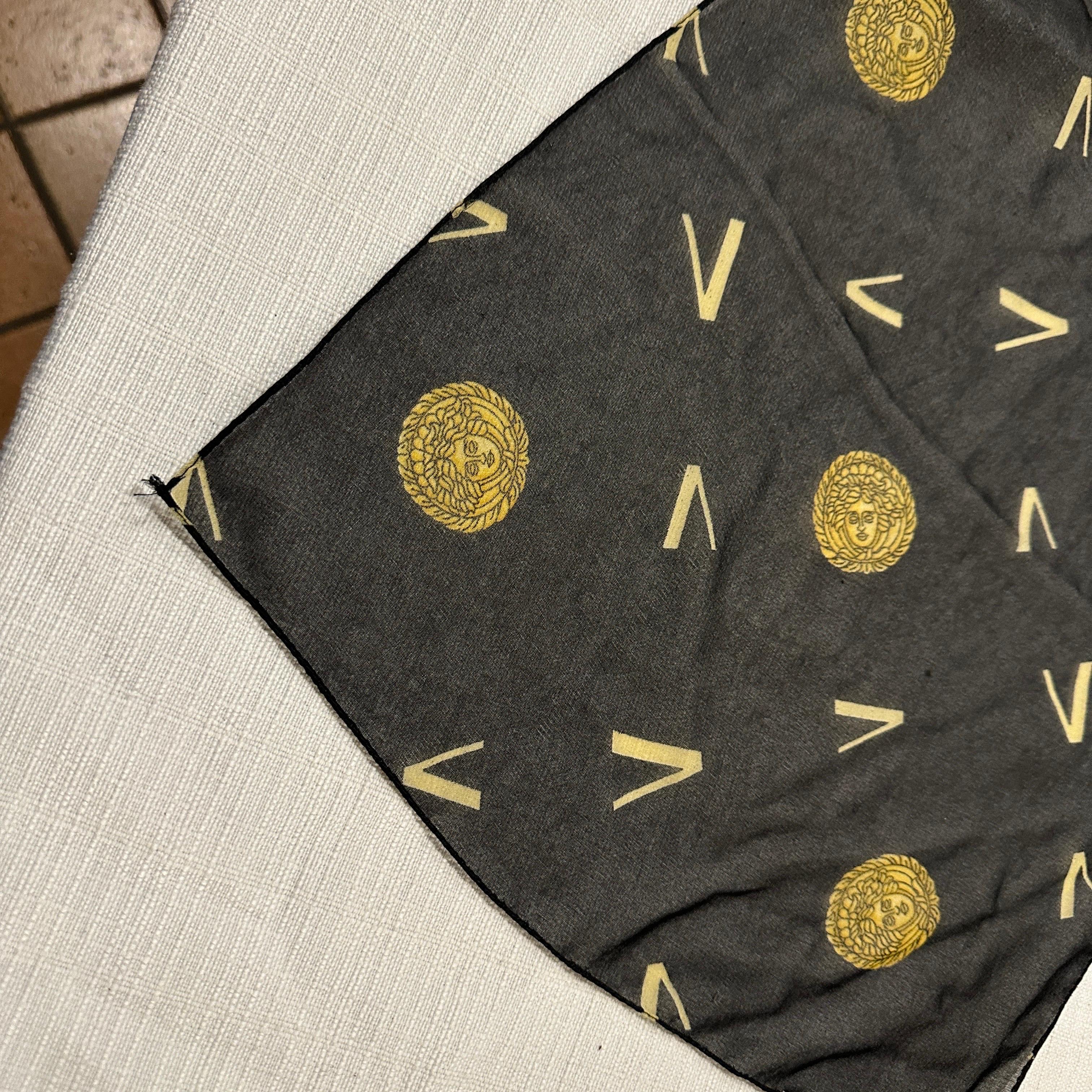Sciarpa Iconica Medusa Gianni Versace anni '90 in oro e nero in vendita 3