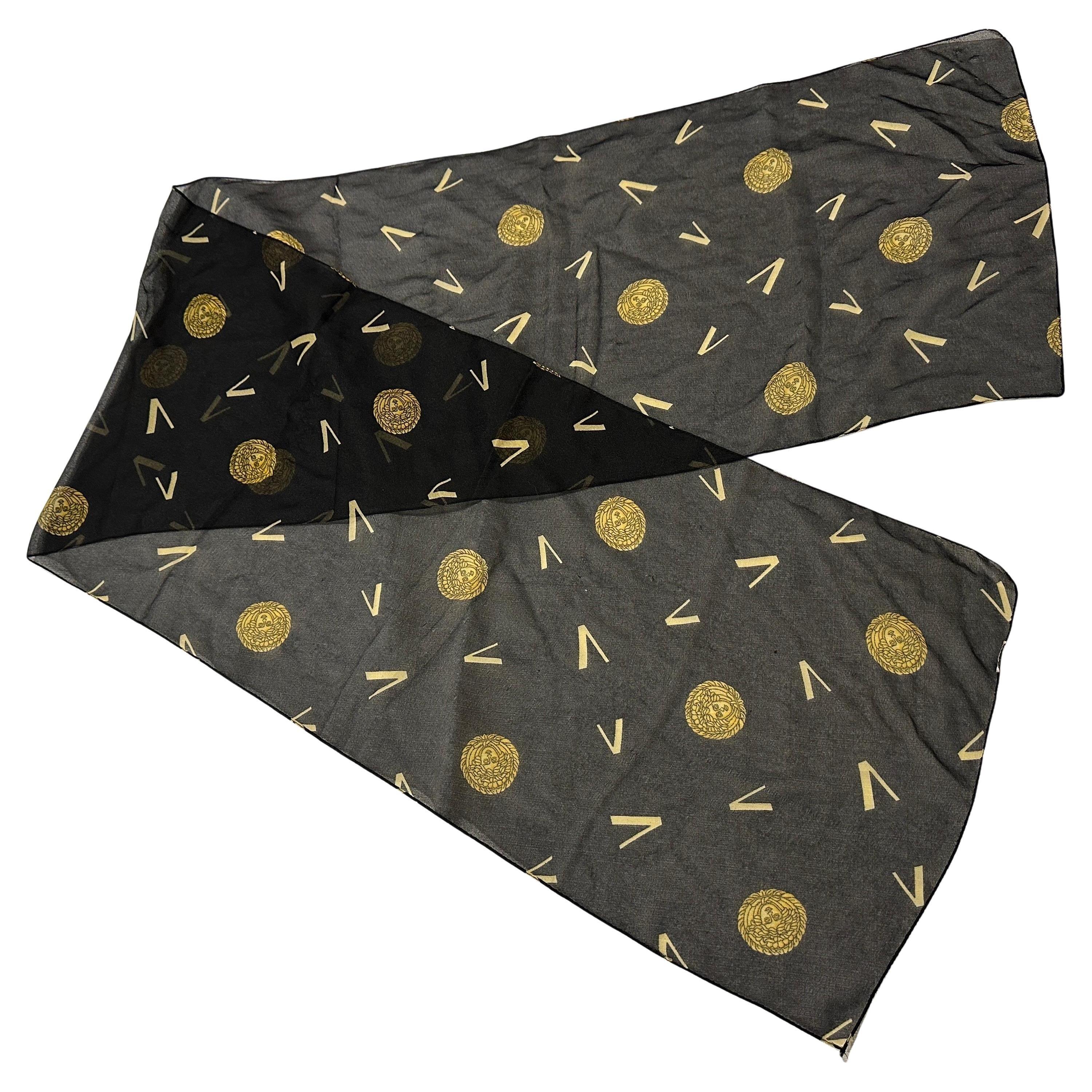 Sciarpa Iconica Medusa Gianni Versace anni '90 in oro e nero in vendita