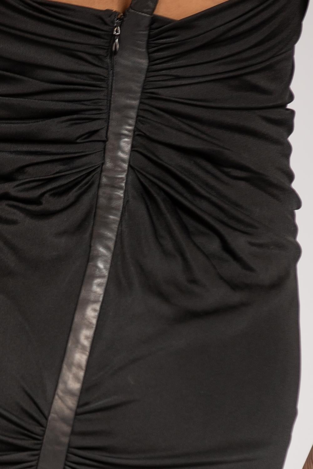 Gianni Versace - Mini robe de cocktail asymétrique en jersey noir avec cuir, années 1990 en vente 3