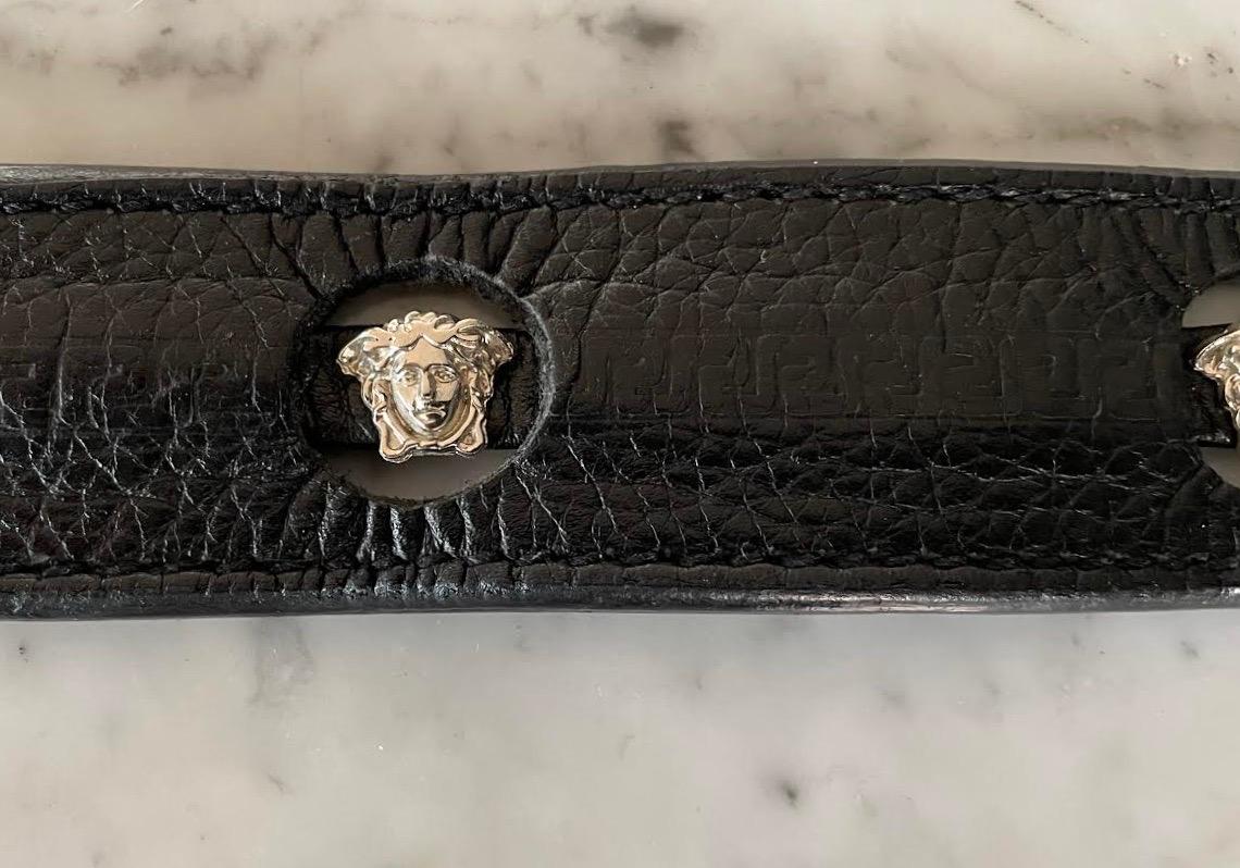 1990's GIANNI VERSACE black leather belt with silver Medusa heads & Greek key In Good Condition For Sale In San Fransisco, CA