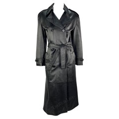 Gianni Versace anni '90: trench doppiopetto in pelle nera