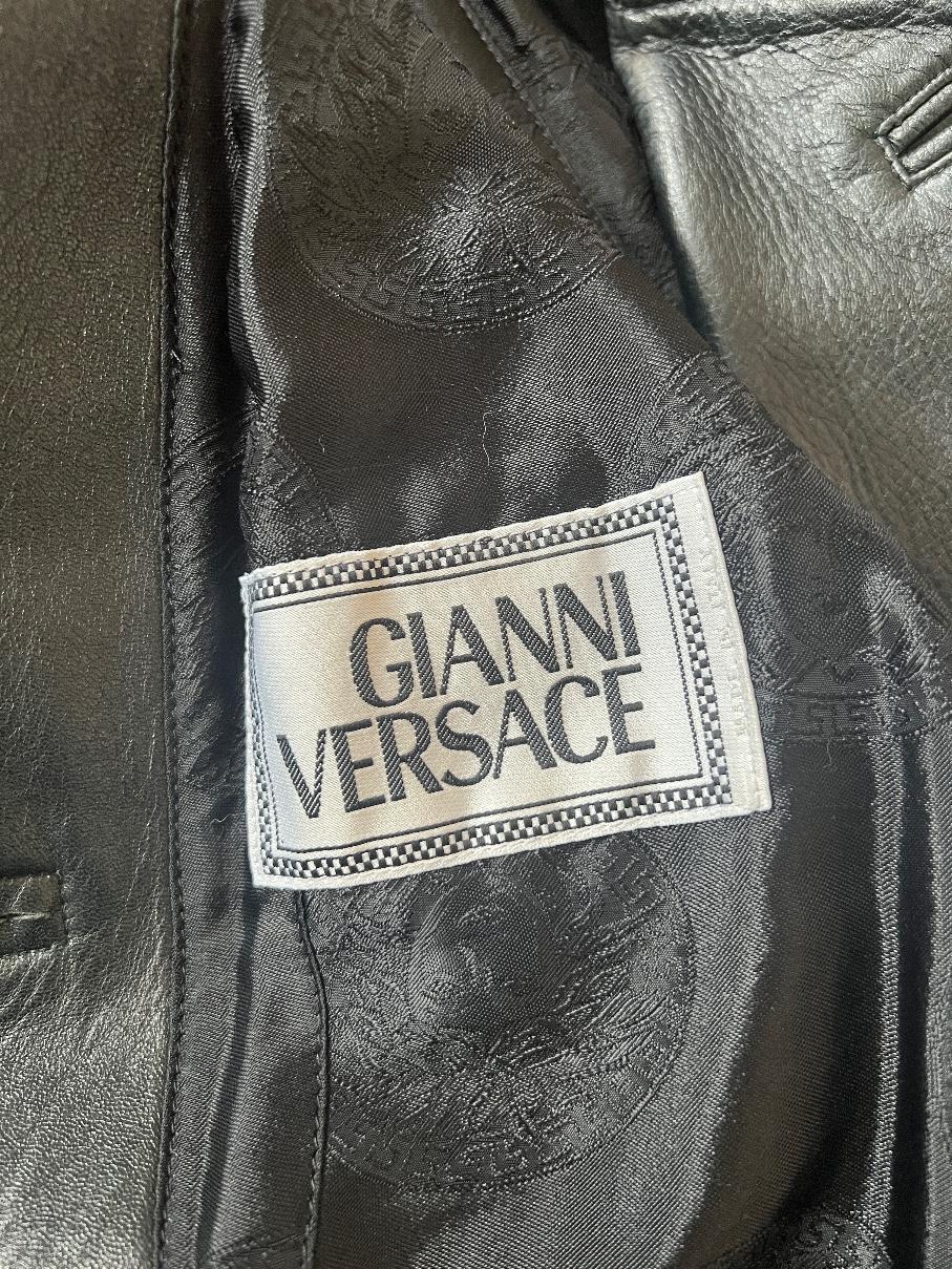 1990s Gianni Versace Black Leather Trench Coat with Medusa Buttons For Sale 4