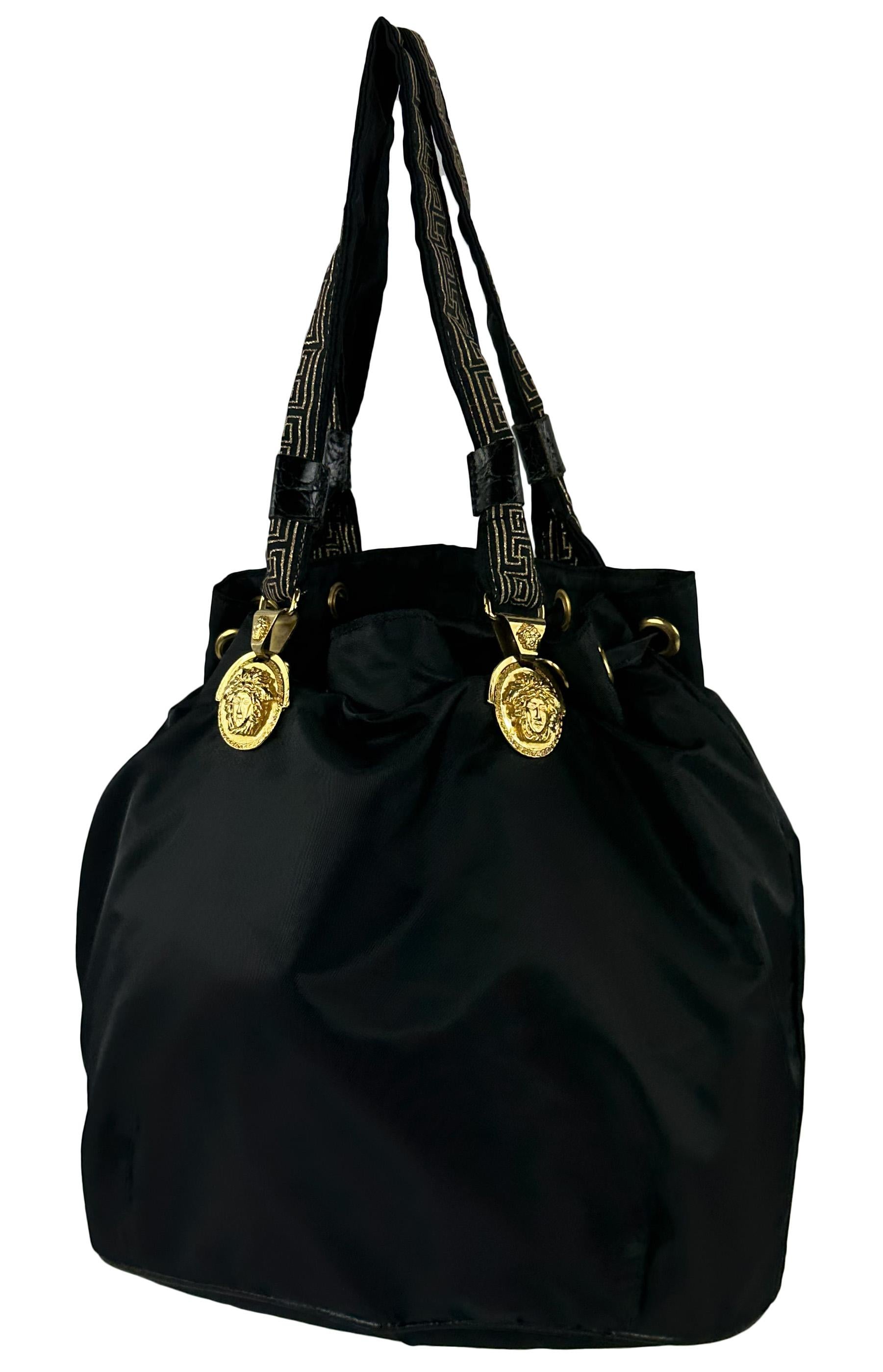 Noir 1990 Gianni Versace Fourre-tout à cordon brodé Medusa en nylon noir en vente