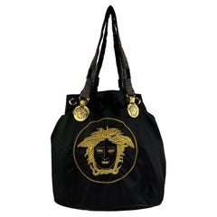 Gianni Versace anni '90: Tote con coulisse ricamata in nylon nero Medusa
