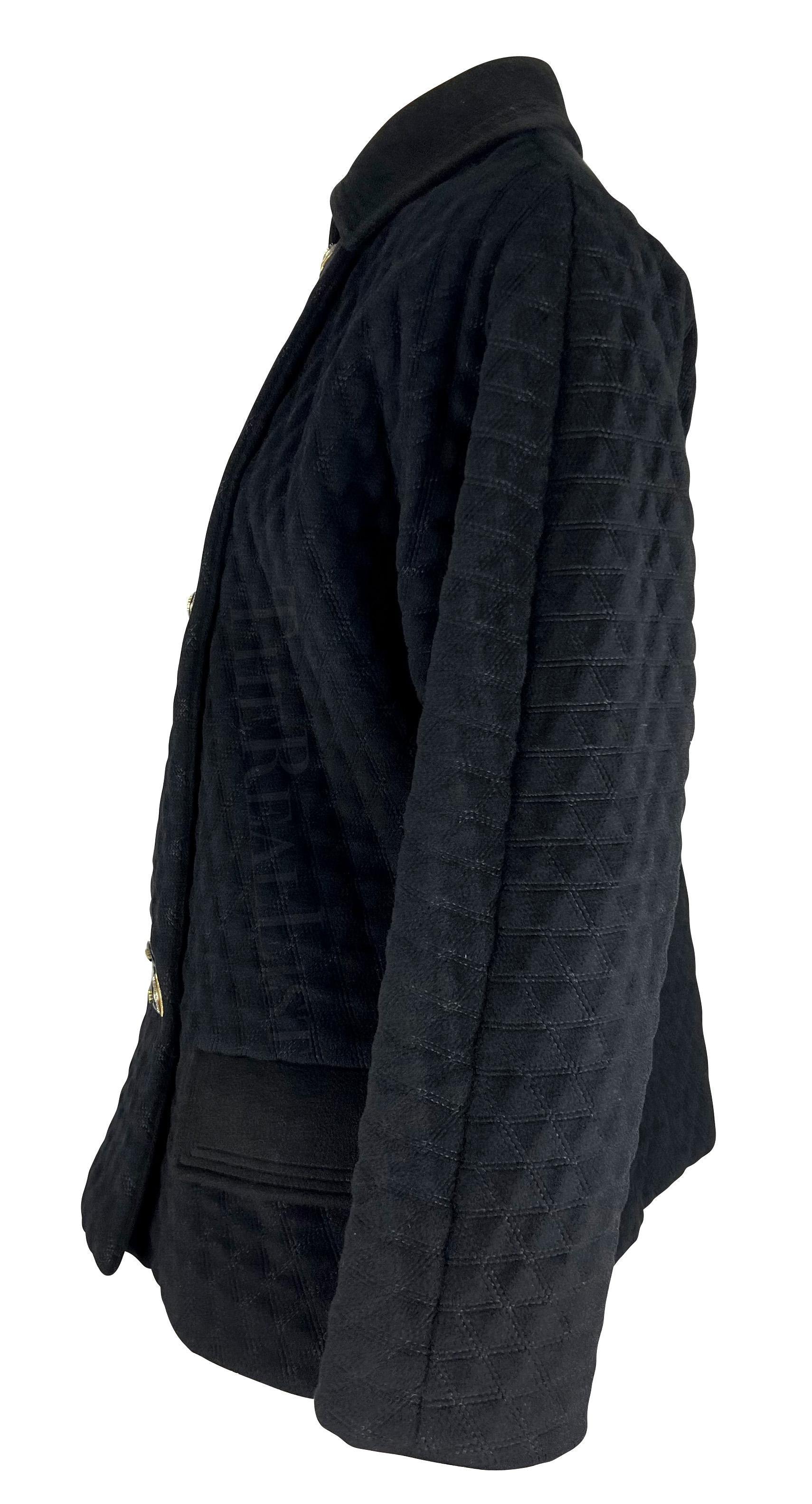 Nero Gianni Versace, anni '90, cappotto nero trapuntato oversize con bottoni della Medusa in vendita