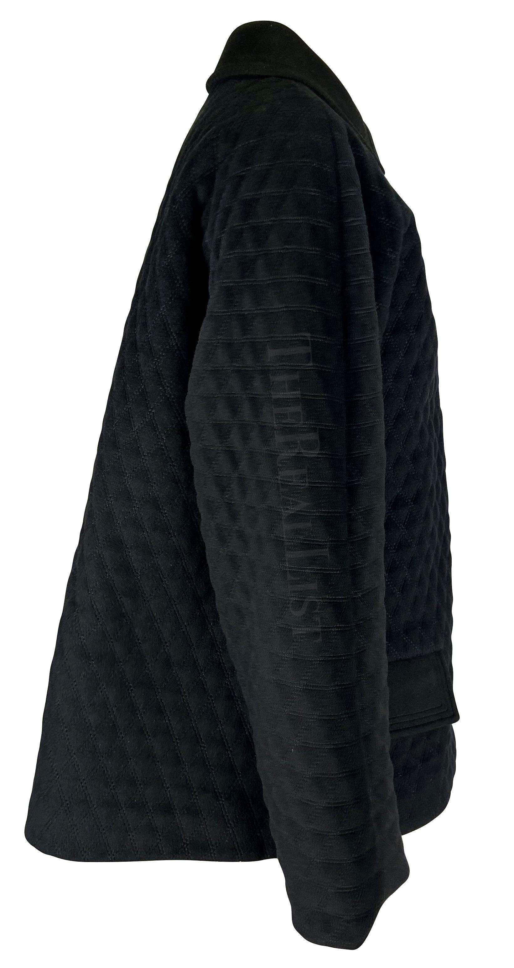 Donna Gianni Versace, anni '90, cappotto nero trapuntato oversize con bottoni della Medusa in vendita