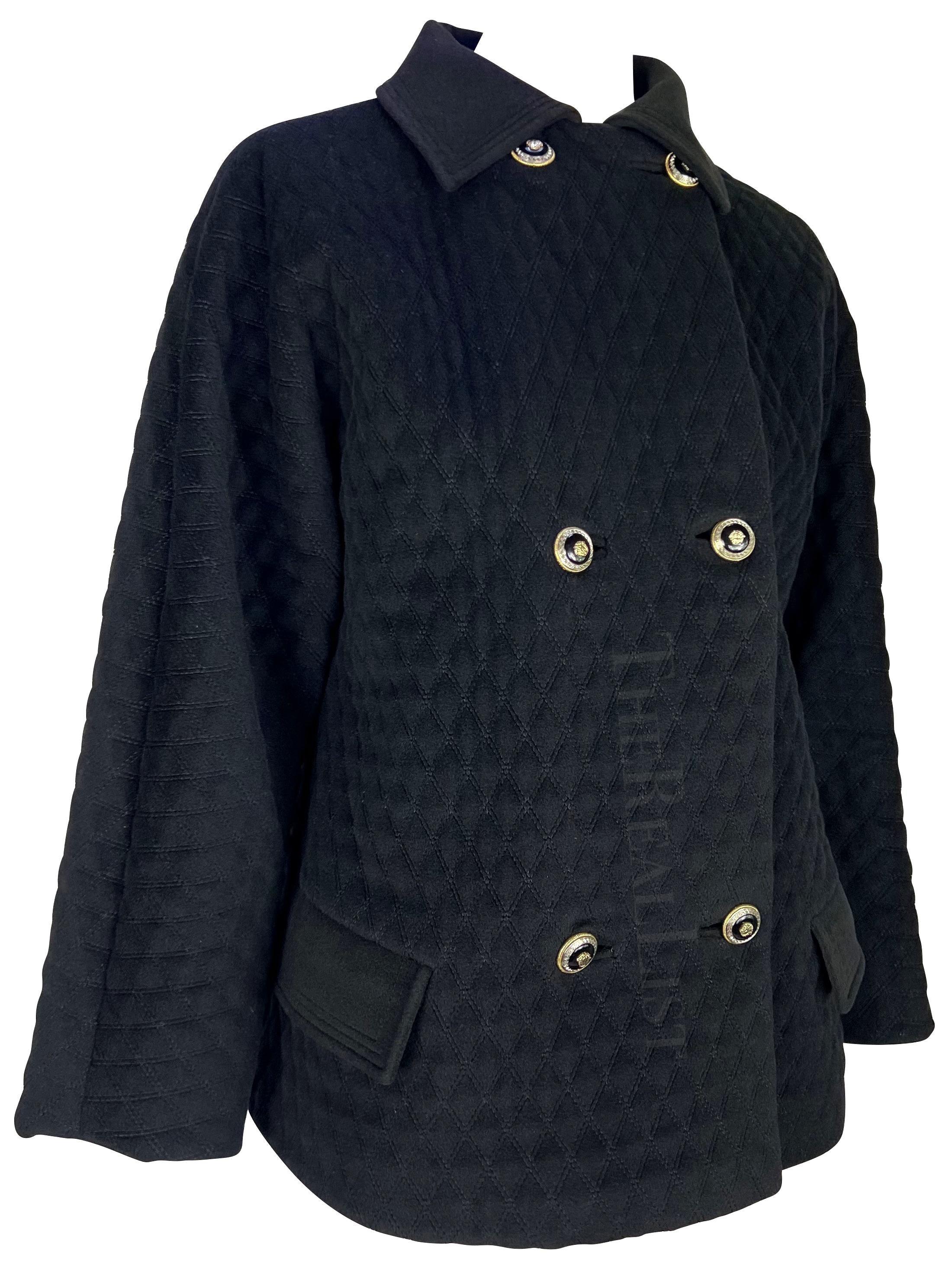 Gianni Versace, anni '90, cappotto nero trapuntato oversize con bottoni della Medusa in vendita 1