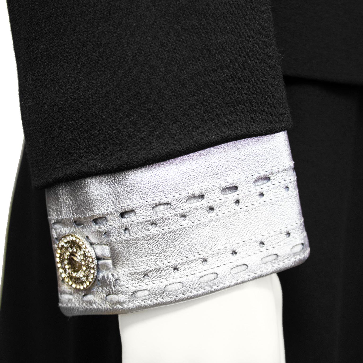 Donna Gianni Versace anni '90, abito con gonna nera e accenti in pelle argentata in vendita