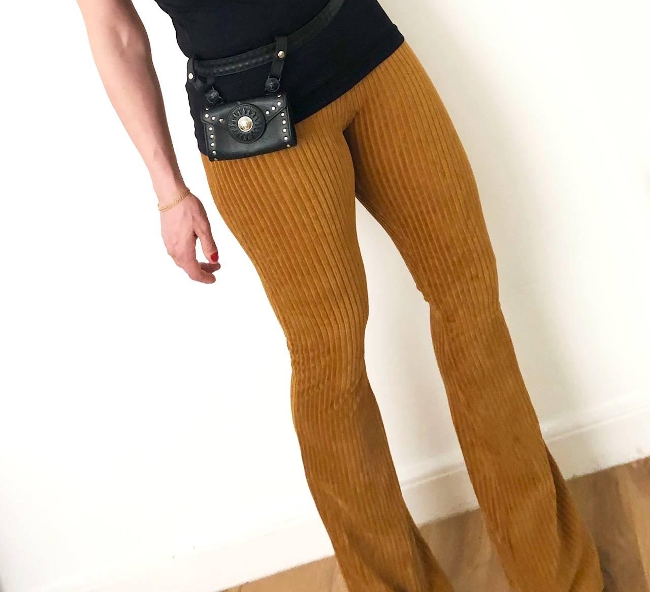 Eine seltene, Vintage aus den 1990er Jahren, Versus Gianni Versace schwarz Nieten Medusa Leder Mini-Tasche und Gürtel, prächtige Versace-Logo in schwarz und silber, dicke geschmeidige Leder, Metall-Finish auf das Ende des Gürtels und ein Metallring