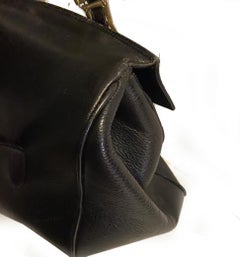 1990er Gianni Versace Schwarze Medusa Leder-Umhängetasche mit Nieten