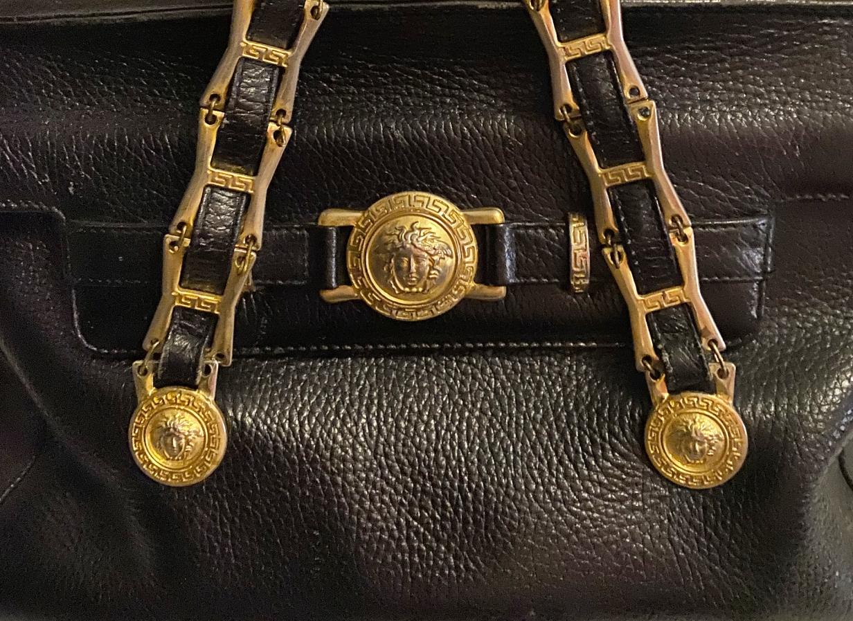 1990er Gianni Versace Schwarze Medusa Leder-Umhängetasche mit Nieten im Zustand „Gut“ im Angebot in London, GB