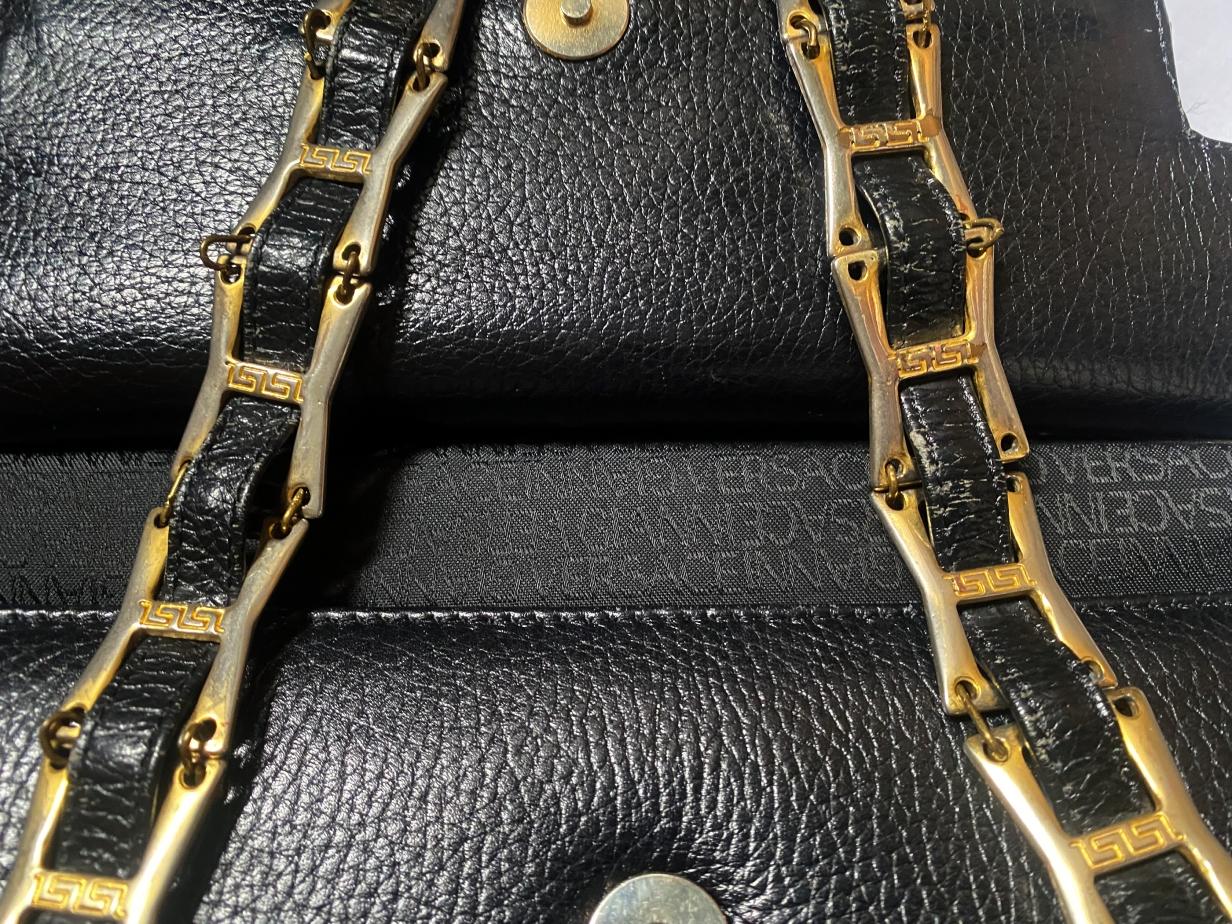 1990er Gianni Versace Schwarze Medusa Leder-Umhängetasche mit Nieten im Angebot 1