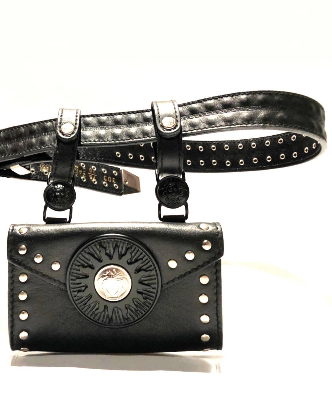 Noir VERSUS Gianni Versace - Mini sac en cuir noir avec clous Medusa, années 1990  en vente