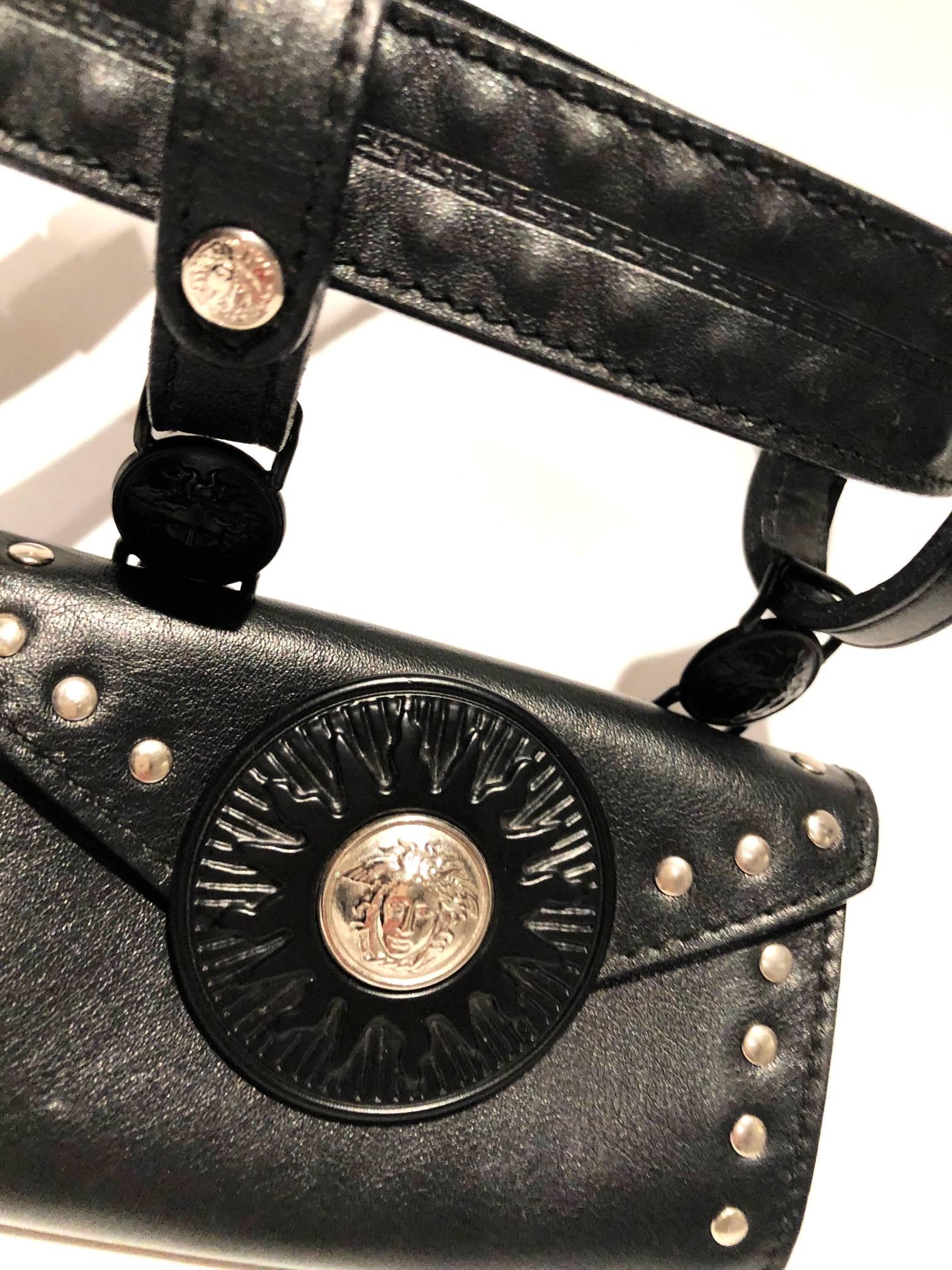 VERSUS Gianni Versace - Mini sac en cuir noir avec clous Medusa, années 1990  en vente 4