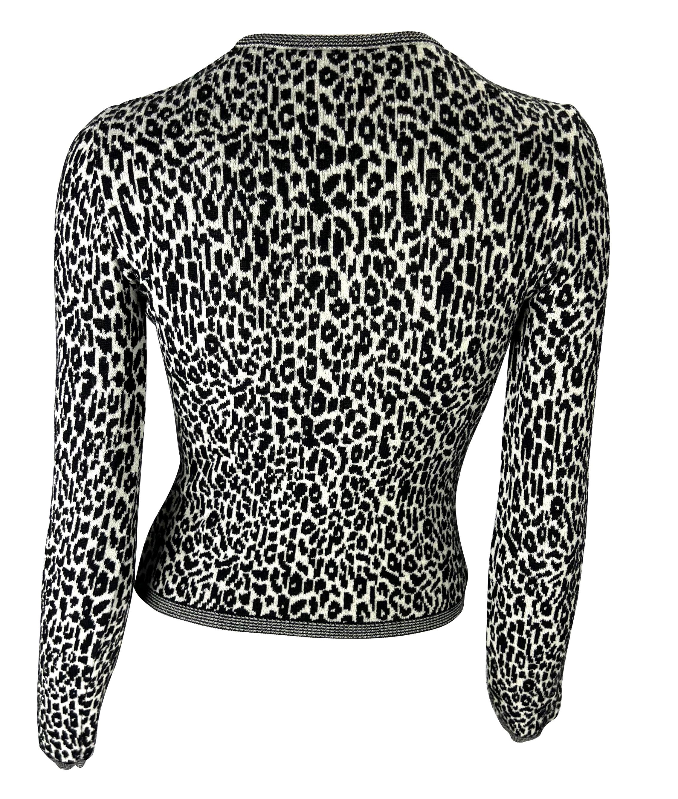 Gianni Versace anni '90 - Top in maglia elasticizzata con stampa ghepardo bianco e nero In condizioni buone in vendita a West Hollywood, CA