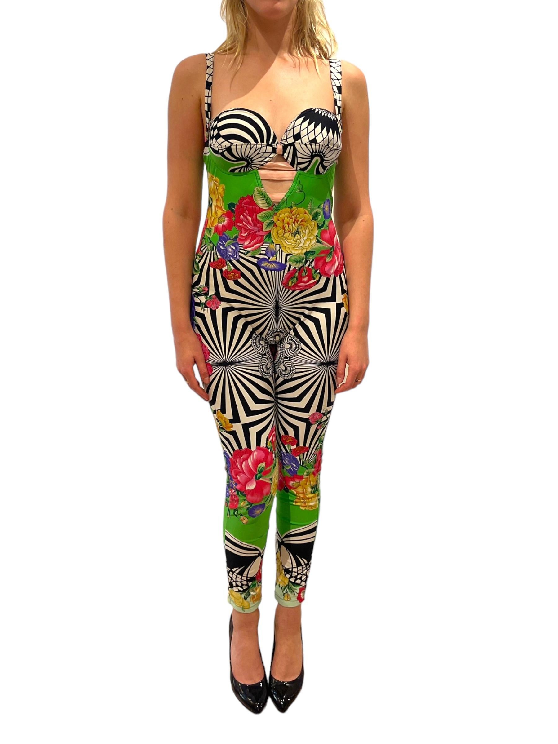 1990s GIANNI VERSACE Black & White Floral Psychedelic Catsuit.

Leg openings have zipper, as well as zippers at left underarm. MADE IN ITALY

Decade: 1990s

Material: Stretch Lycra

Vintage condition: Excellent

Measurements

Bust : 31

W : 29

H: 36