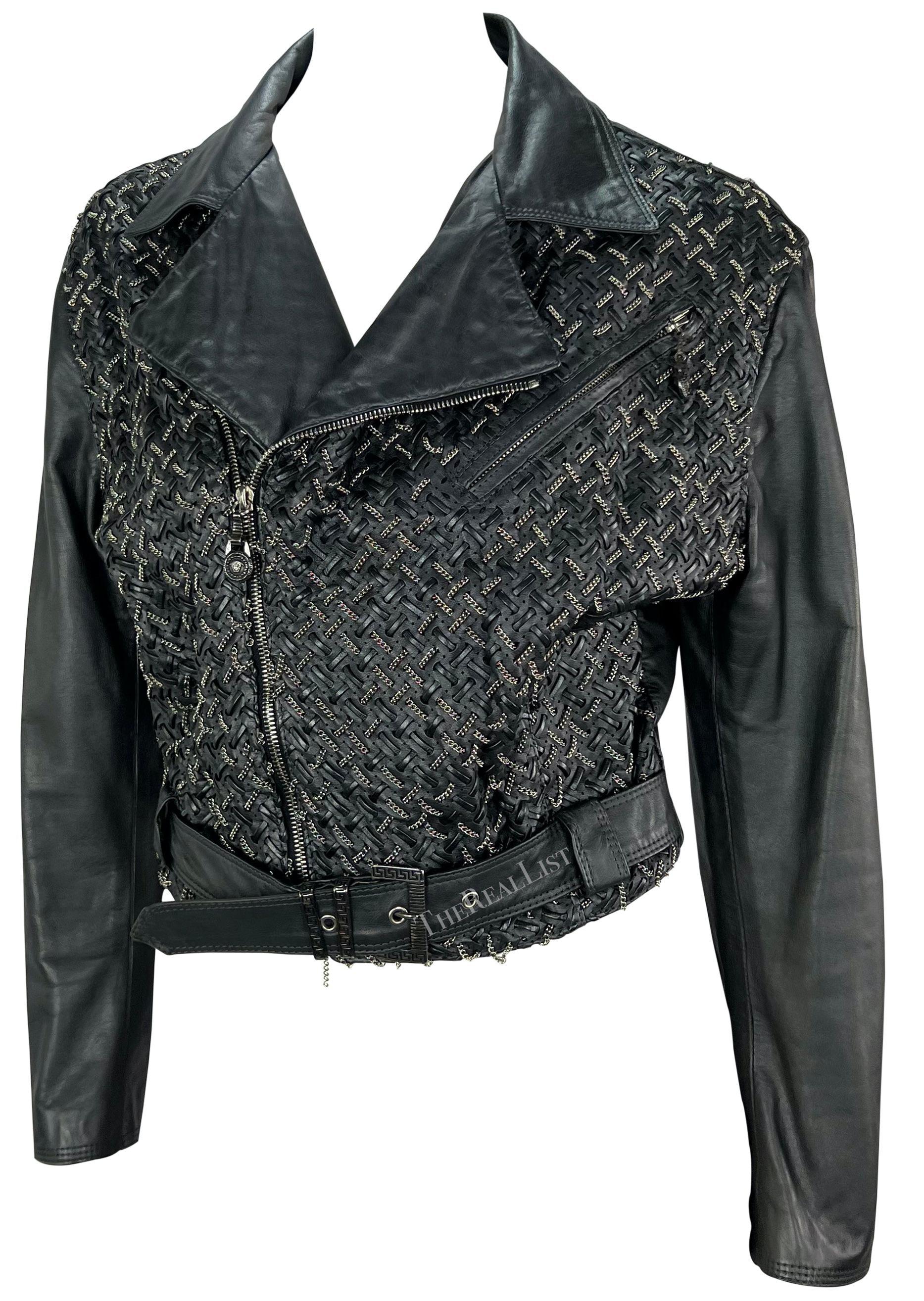 1990er Gianni Versace Schwarze übergroße Lederjacke aus gewebtem Leder mit silberner Kette im Zustand „Hervorragend“ im Angebot in West Hollywood, CA