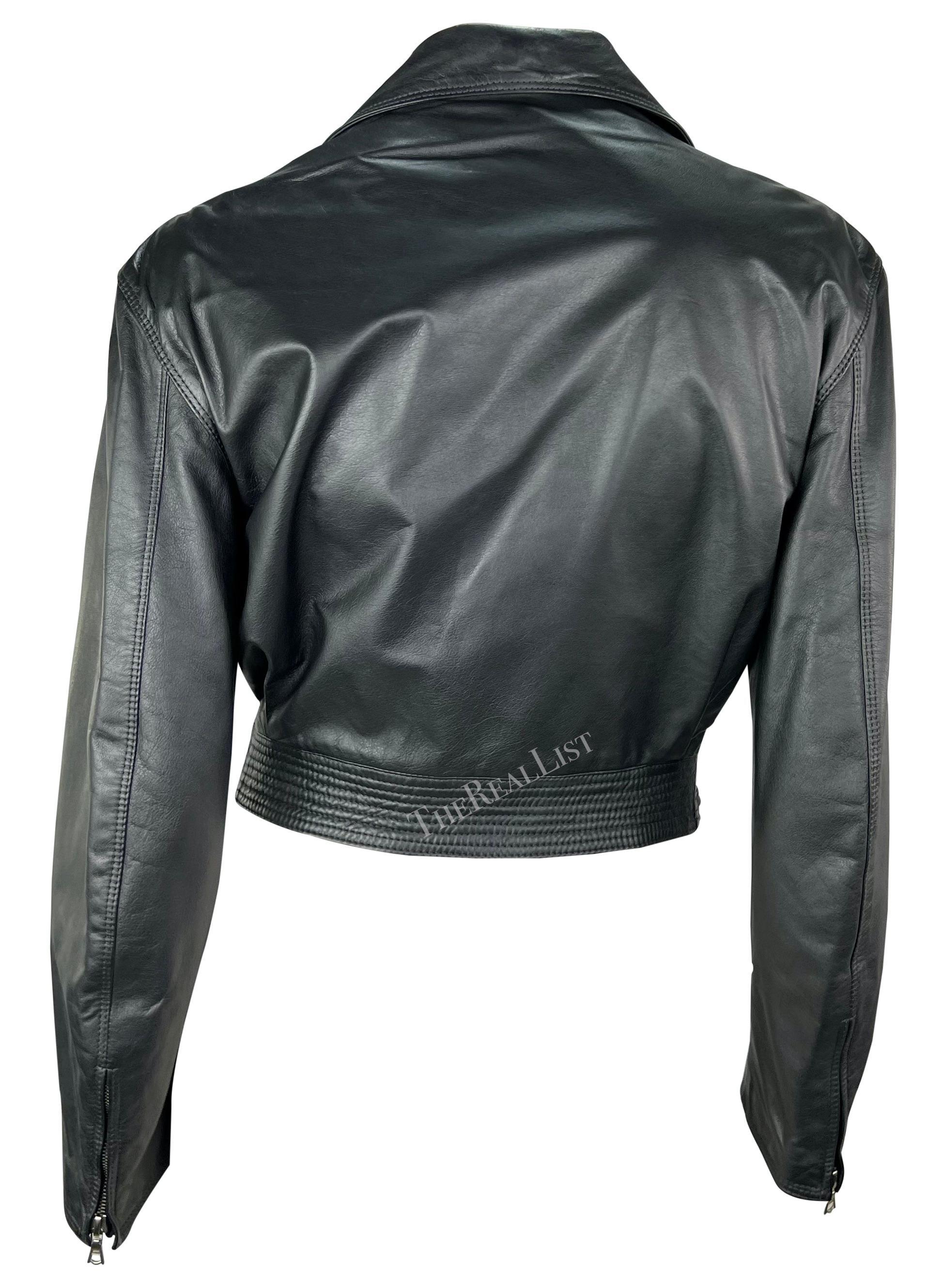 1990er Gianni Versace Schwarze übergroße Lederjacke aus gewebtem Leder mit silberner Kette im Angebot 1