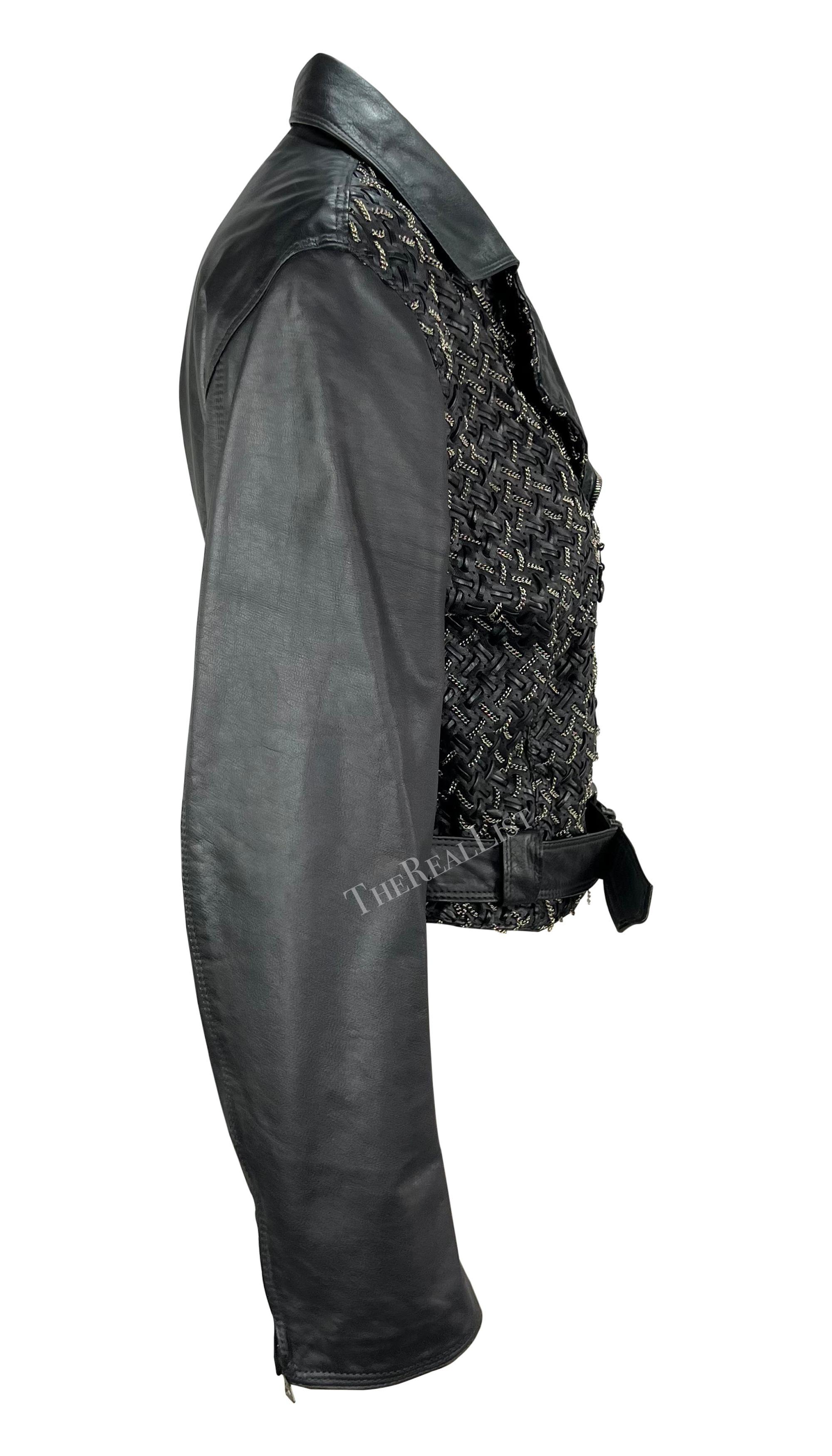1990er Gianni Versace Schwarze übergroße Lederjacke aus gewebtem Leder mit silberner Kette im Angebot 2