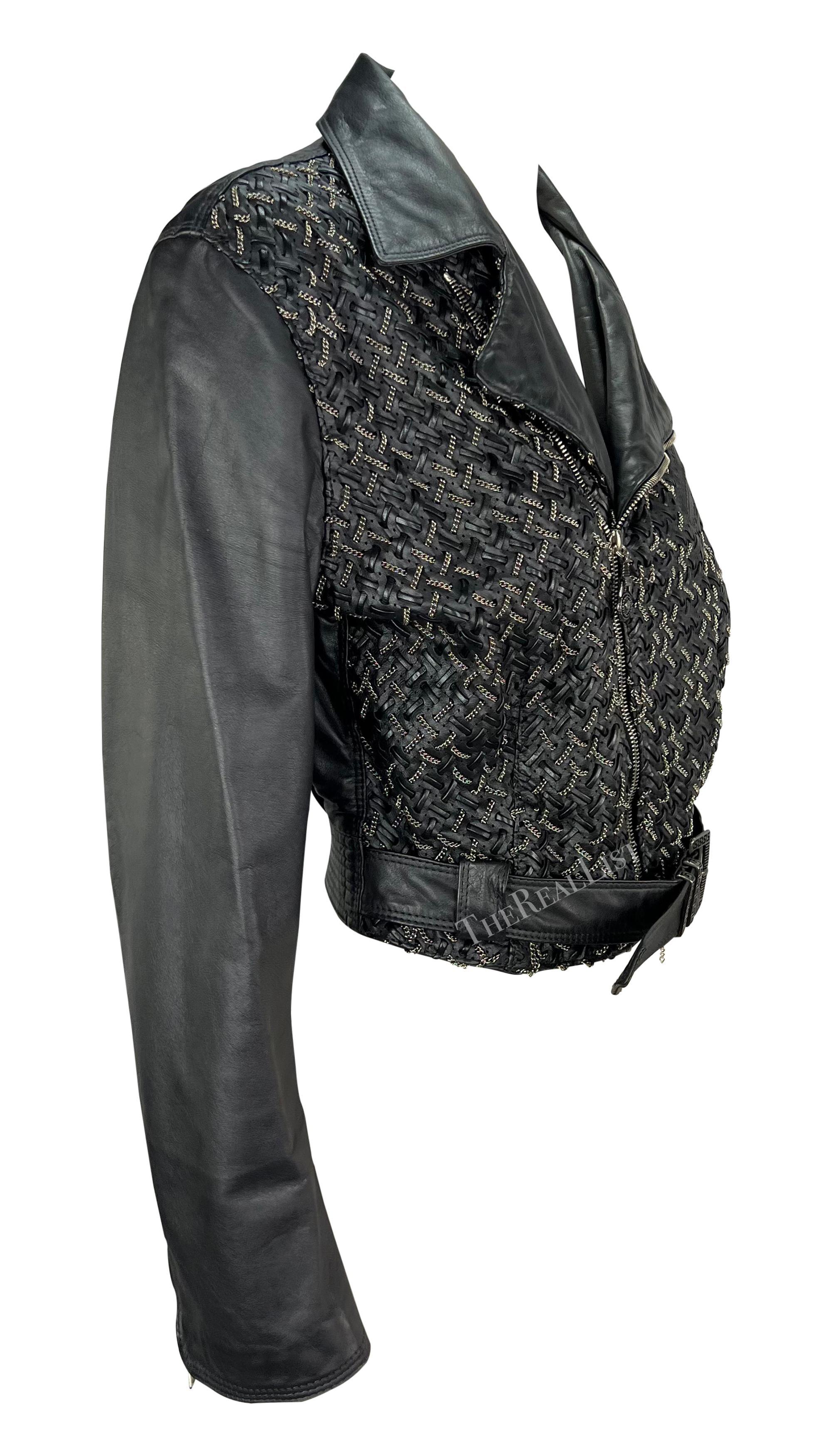 1990er Gianni Versace Schwarze übergroße Lederjacke aus gewebtem Leder mit silberner Kette im Angebot 3