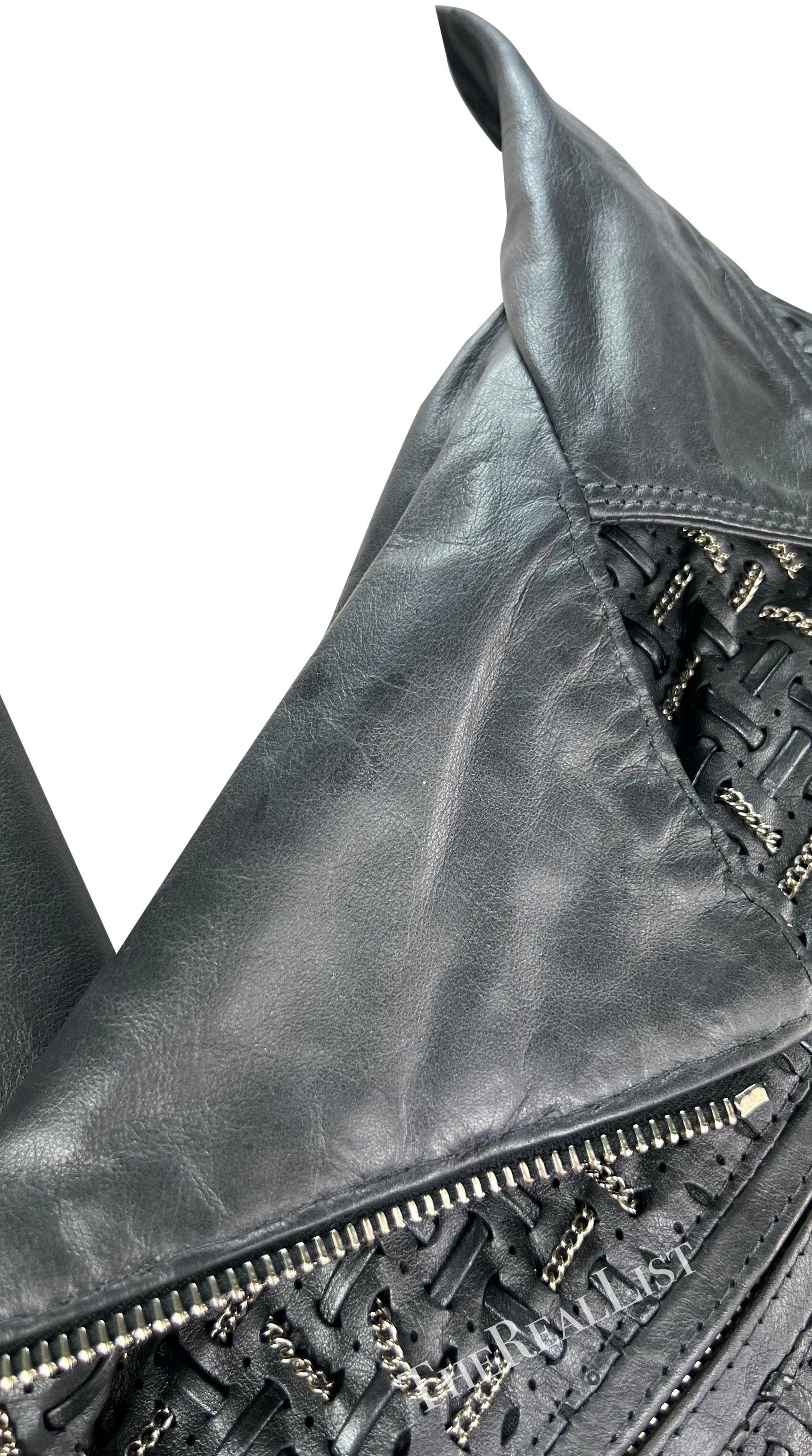 1990er Gianni Versace Schwarze übergroße Lederjacke aus gewebtem Leder mit silberner Kette im Angebot 4