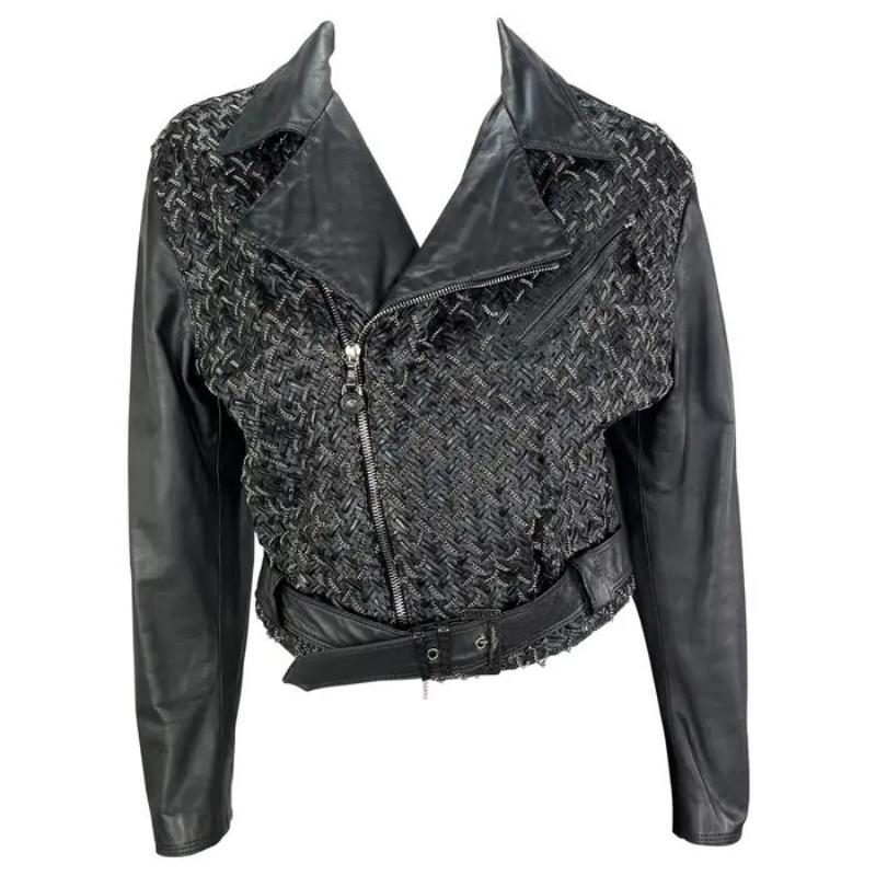 Años 90 Gianni Versace Chaqueta de piel sobredimensionada de cuero negro tejido con cadena de plata