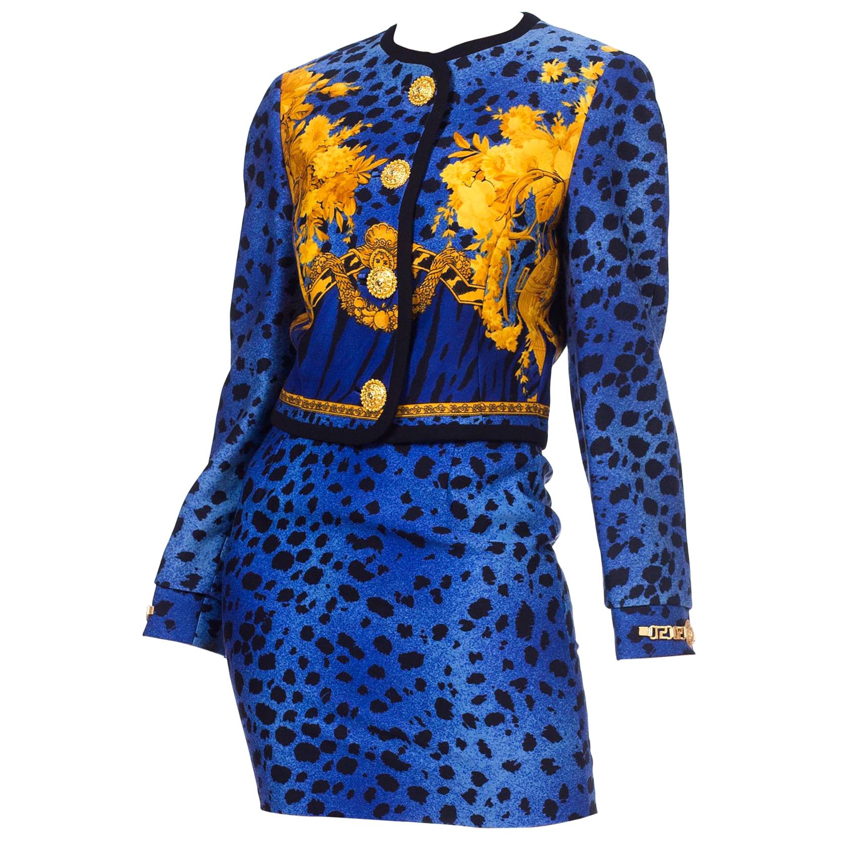 Gianni Versace - Robe imprimée léopard baroque bleue, années 1990  Tailleur jupe avec chaîne dorée Har
